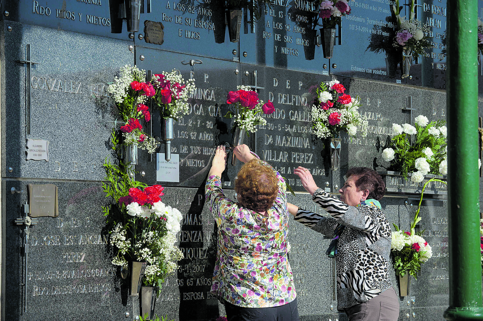 El cementerio de León ‘revive’ respecto a limpieza y flores cada 1 de noviembre. | MAURICIO PEÑA