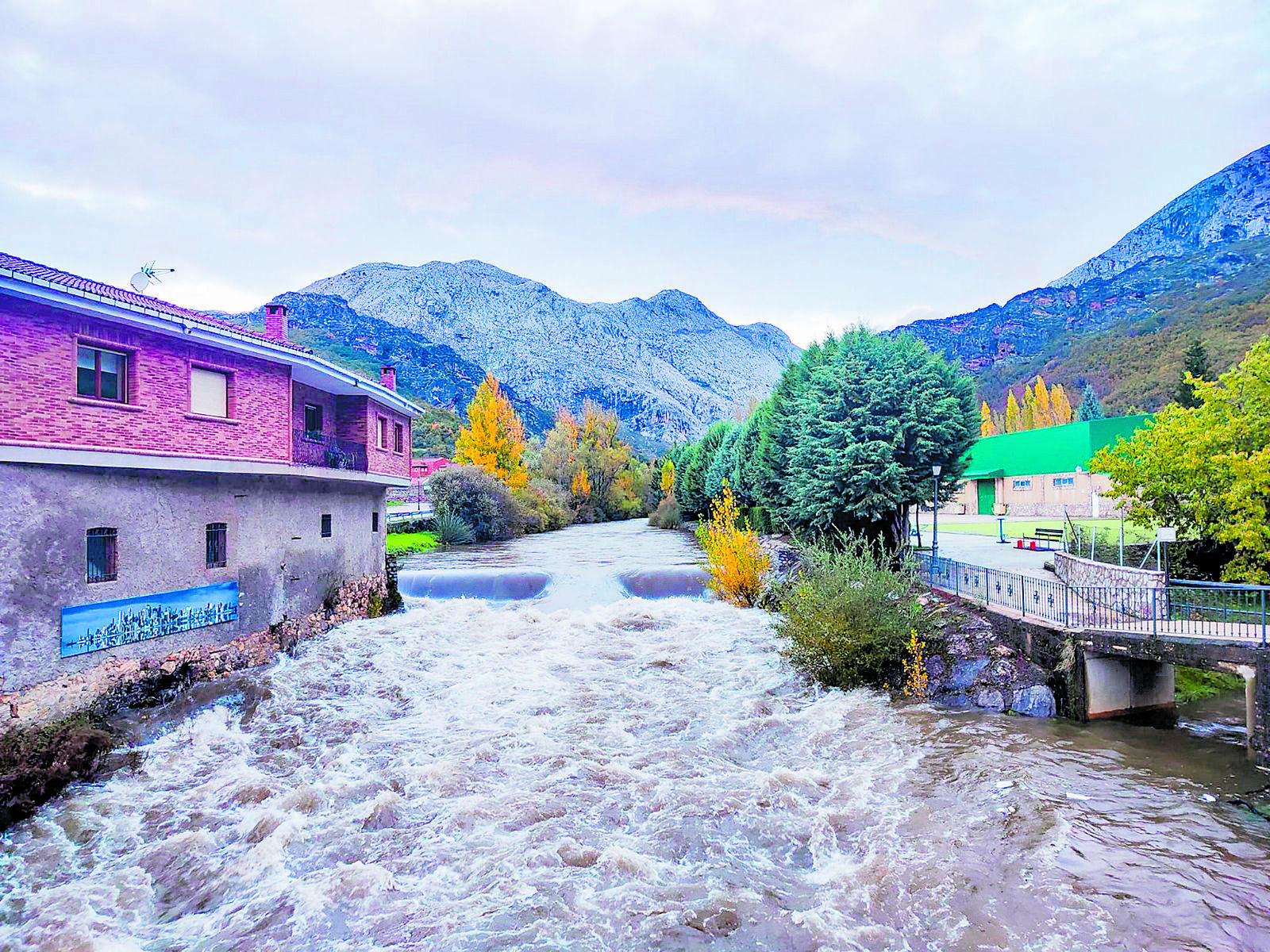 Imagen de este lunes del río Torío, con gran caudal a su paso por Vegacervera tras las persistentes lluvias. | ALICIA RODRÍGUEZ