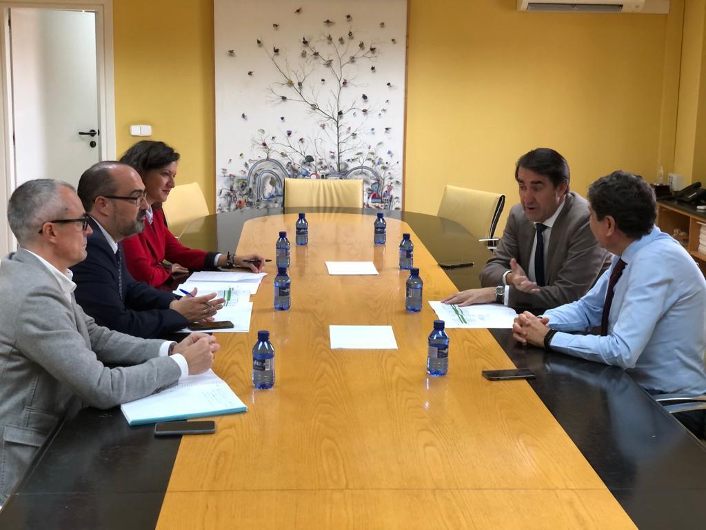 Reunión con los consejeros en la visita a Valladolid del regidor. 