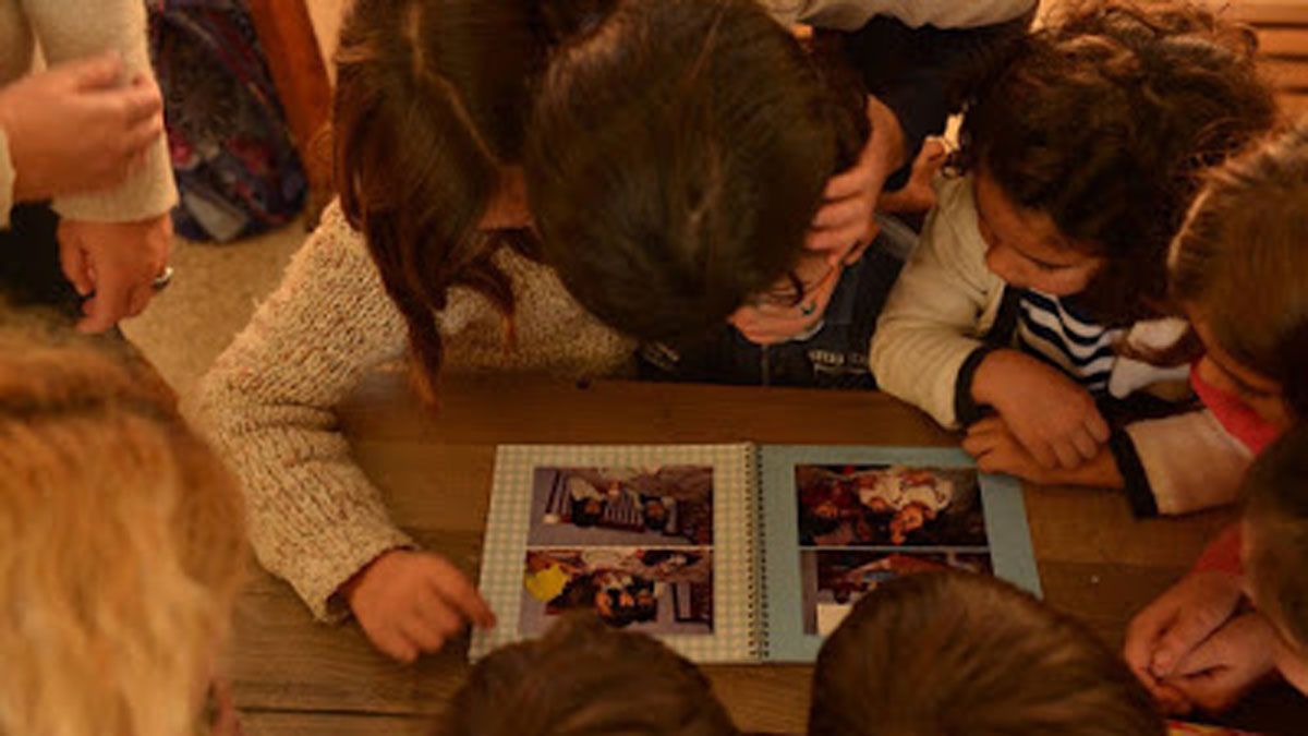Una niña muestra su álbum de fotos familiar como ‘objeto valioso’. | L.N.C.