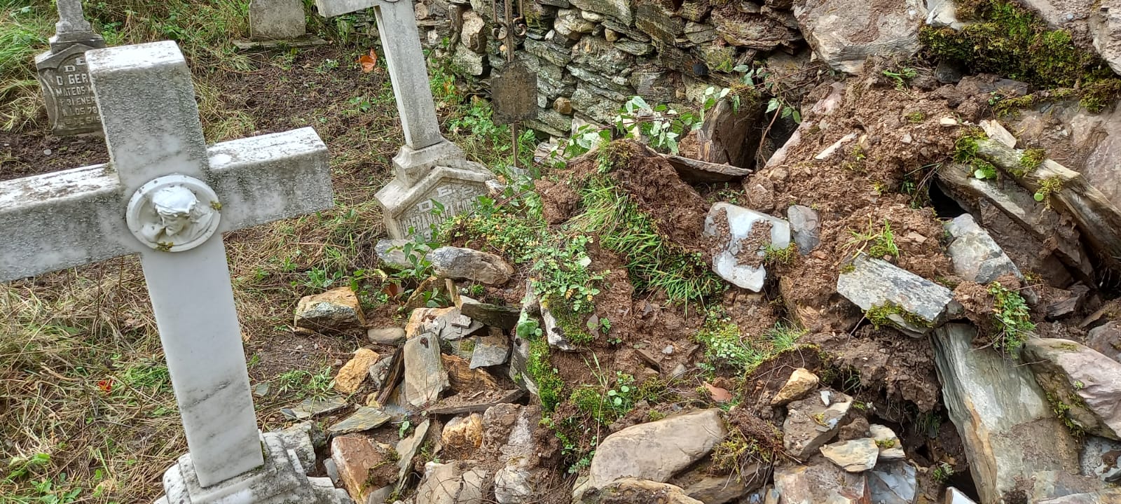 Daños en el cementerio de Valdefrancos con la caída de un muro. 