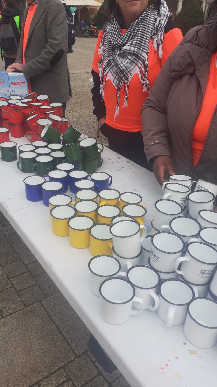 Tazas de más de un uso repartidas en la última marcha solidaria de Ponferrada. 