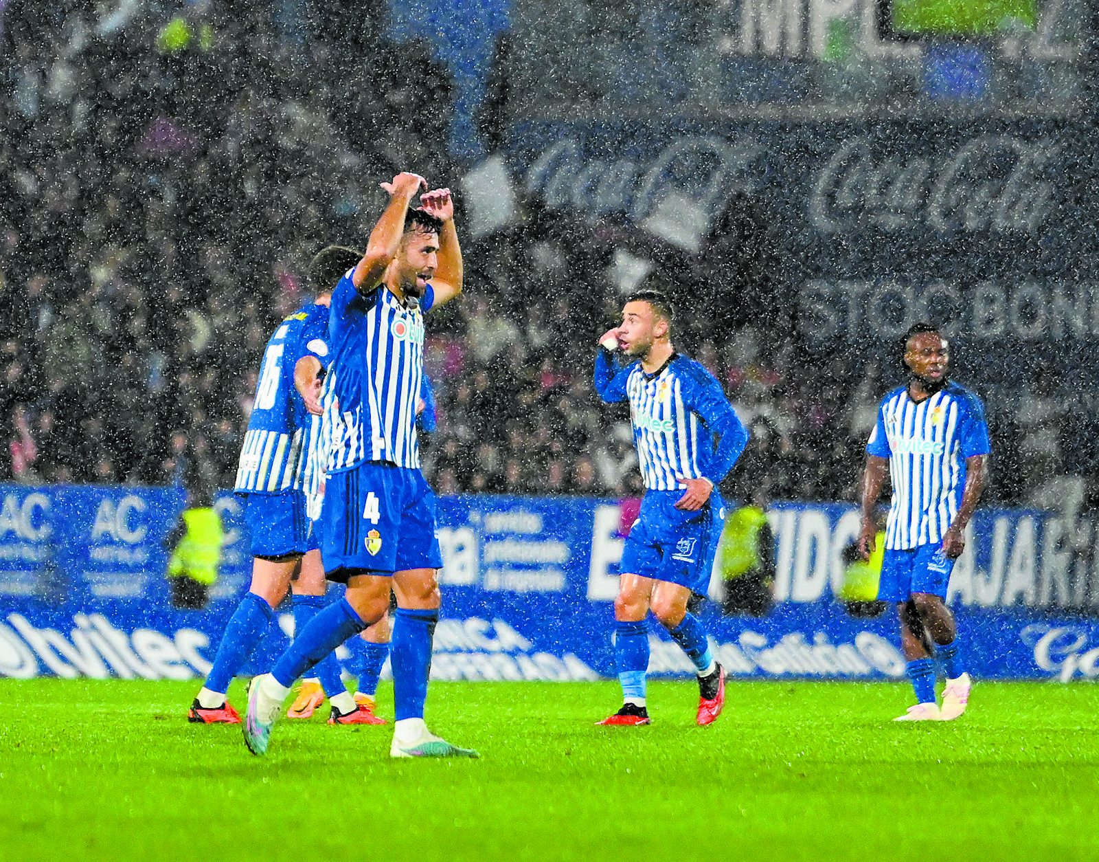 Jugadores de la Ponferradina dando órdenes durante el derbi ante la Cultural . | SAÚL ARÉN