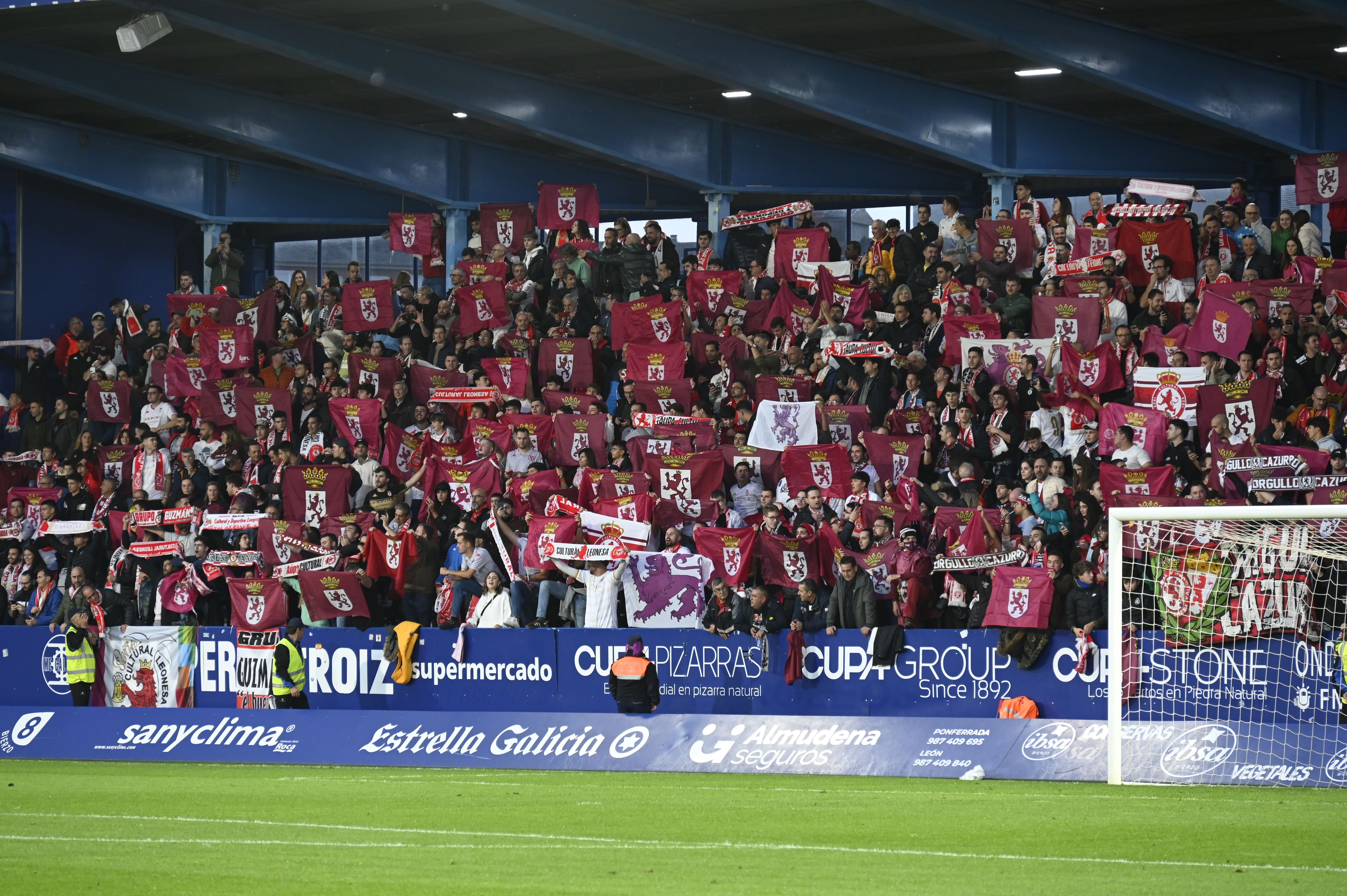 Imagen de la afición de la Cultural en El Toralín. | SAÚL ARÉN