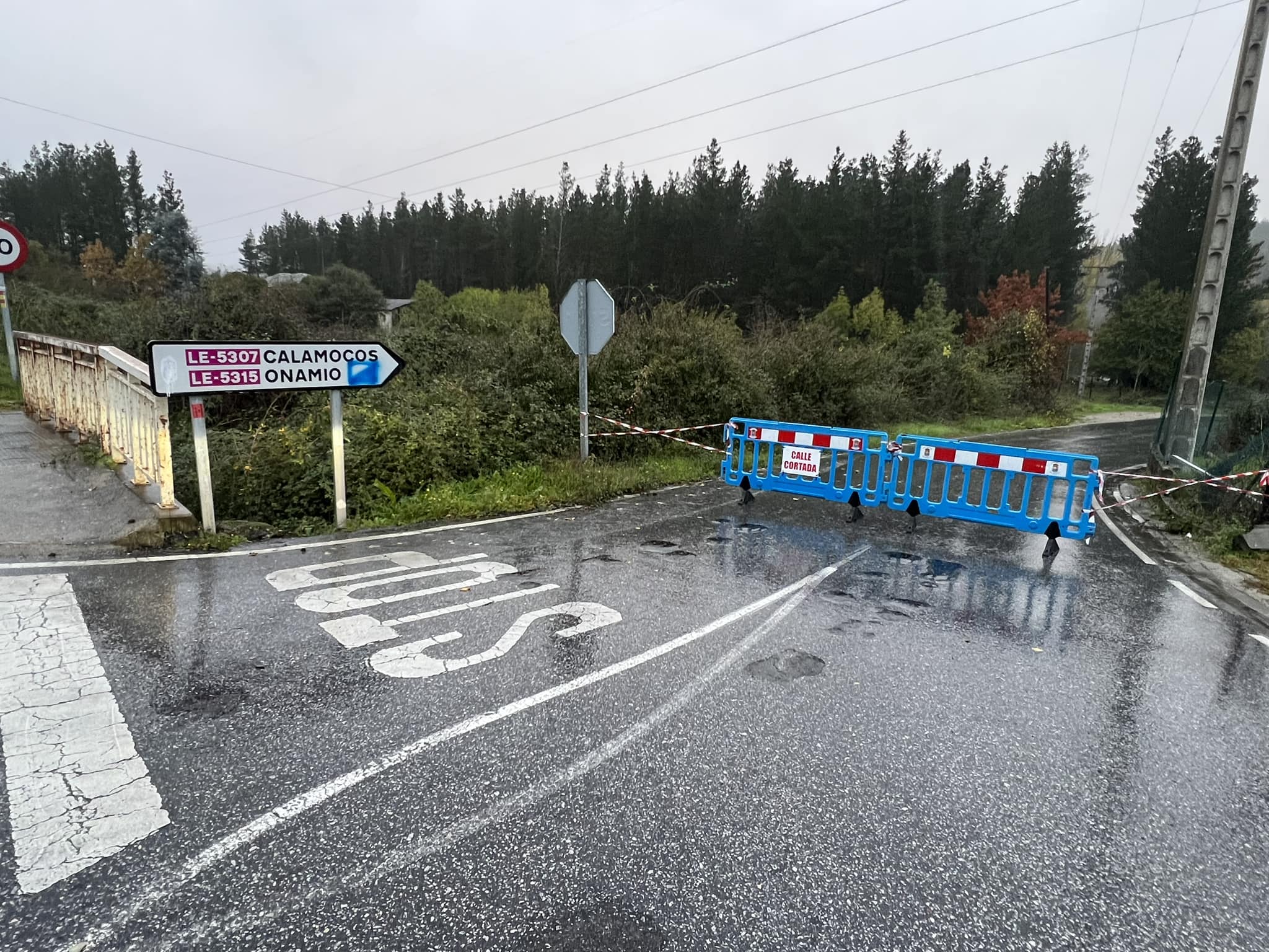 Corte de carretera de acceso a Onamio.