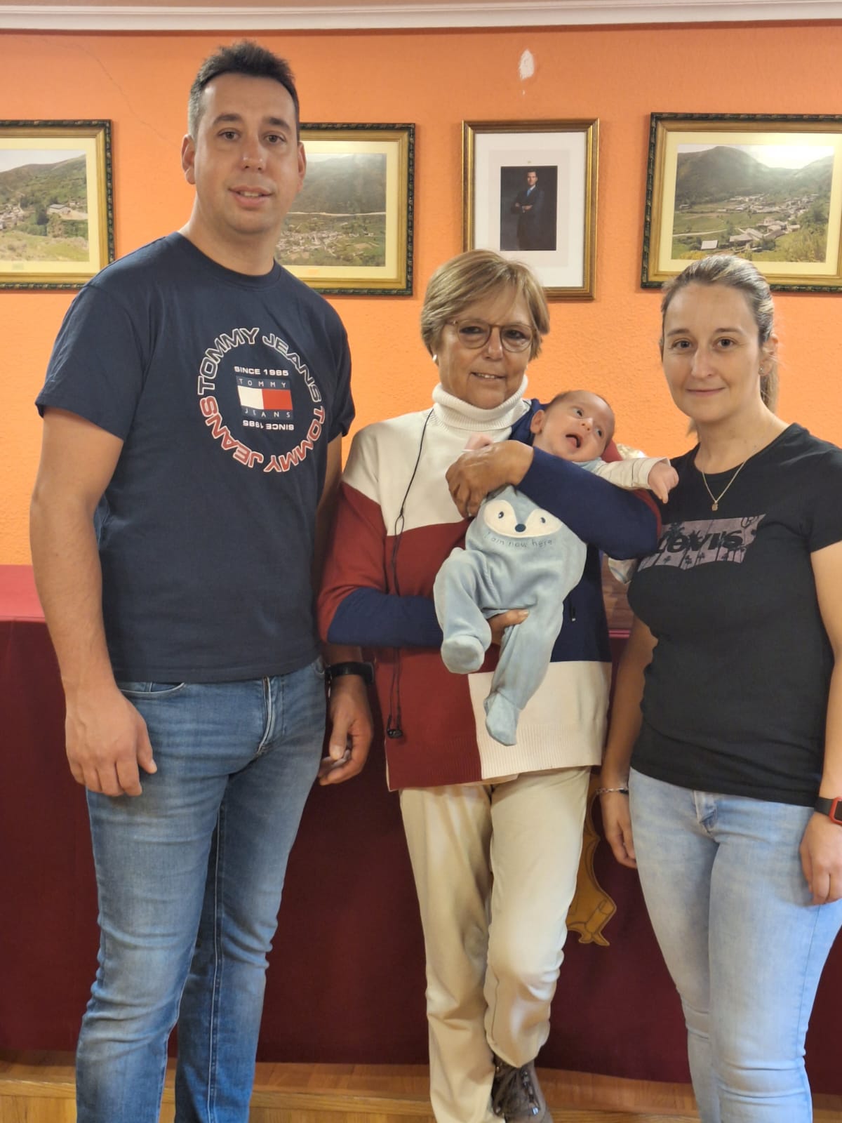 El pequeño Marco con sus padres y la alcaldesa de Murias. | L.N.C.