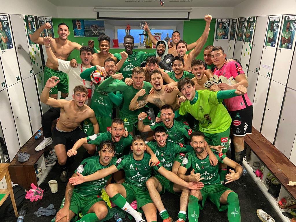 La plantilla del Astorga festeja por todo lo alto en el vestuario la clasificación. | ATLÉTICO ASTORGA