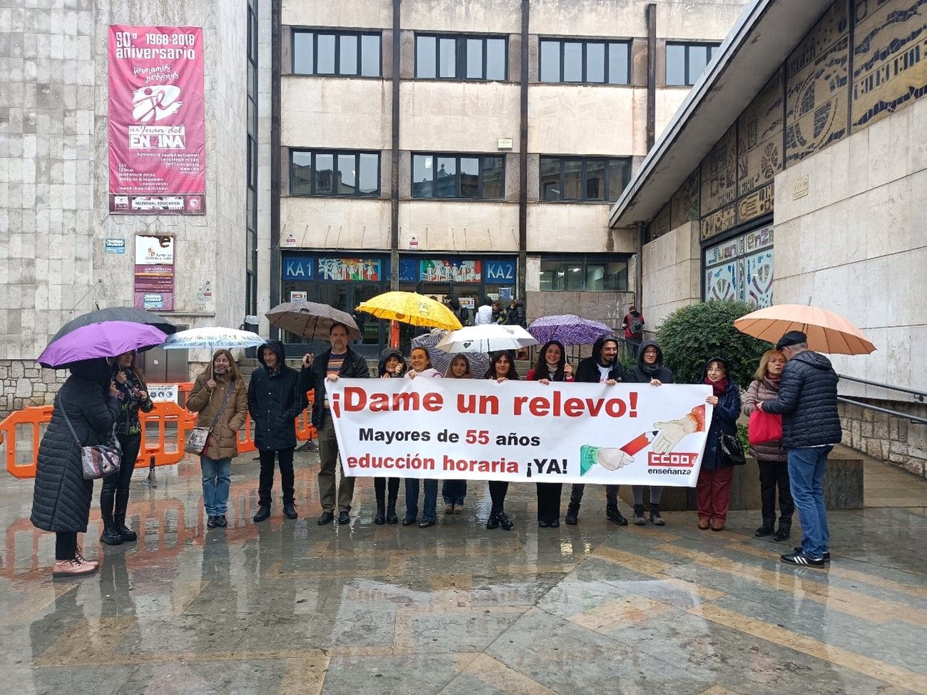 Manifestación de CCOO en el IES Juan del Enzina de León, por la reducción de horas lectivas. | L.N.C.