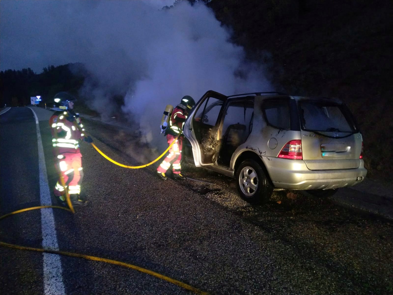 Una de las actuaciones de los Bomberos tuvo que ver con el incendio de un coche. 