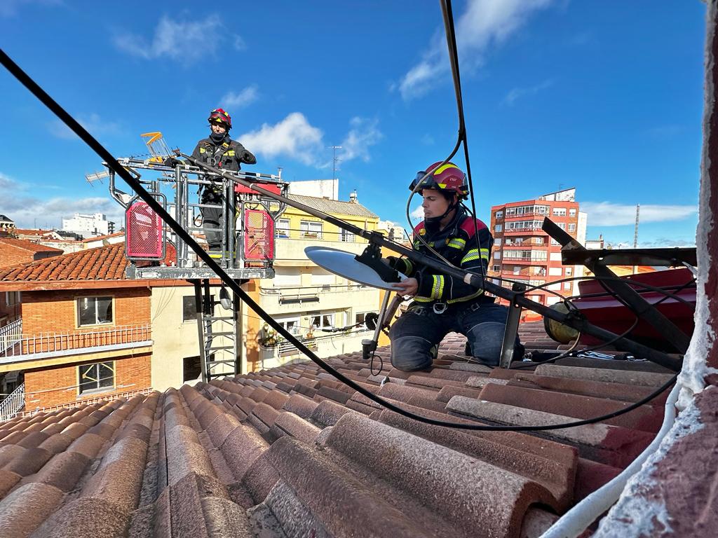 Los Bomberos retiraron algunas antenas en la capital. | BOMBEROS AYTO. LEÓN