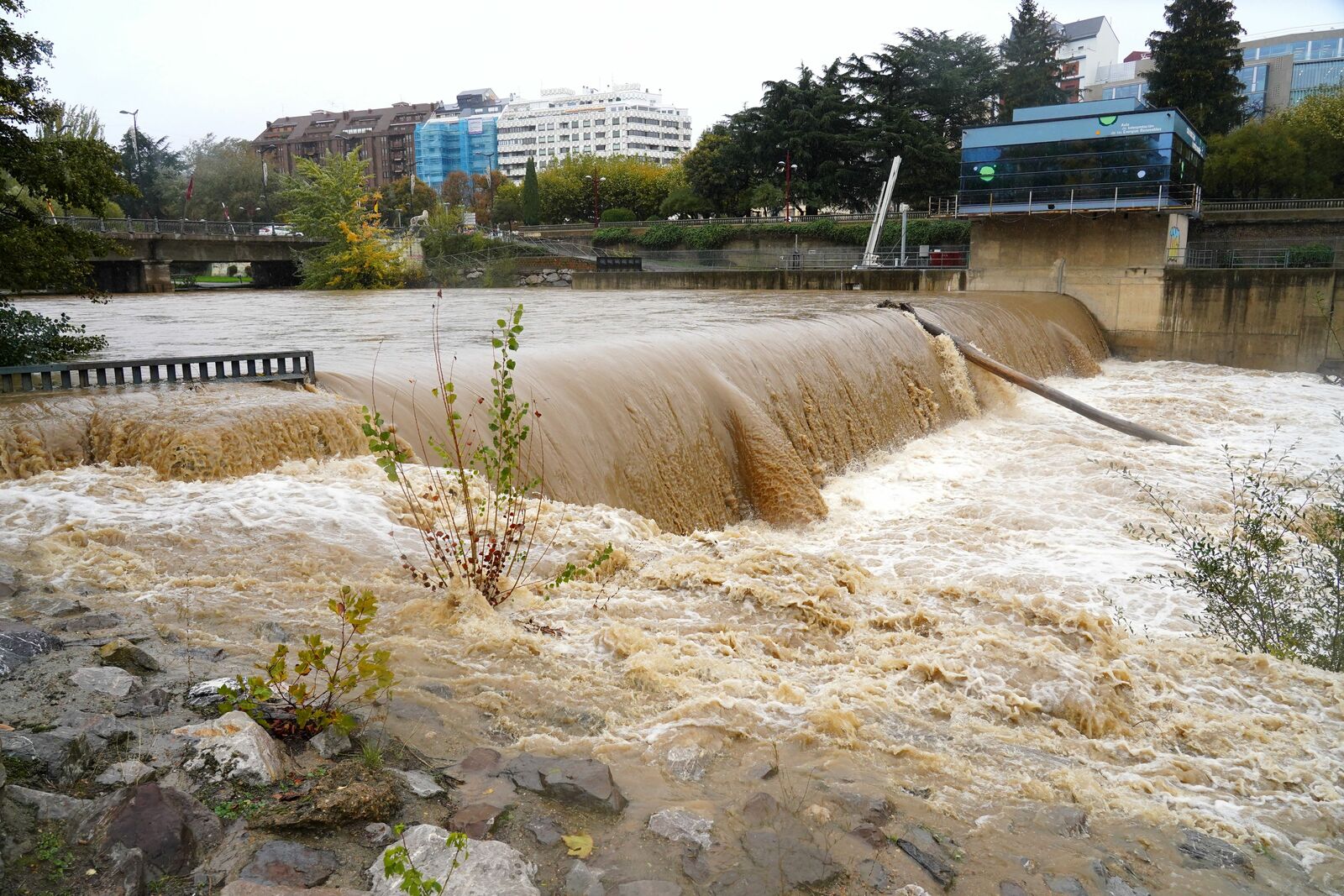 El río Bernesga presentaba un elevado caudal este jueves, a la espera del nuevo temporal Domingos, que llega este fin de semana. | CAMPILLO (ICAL)