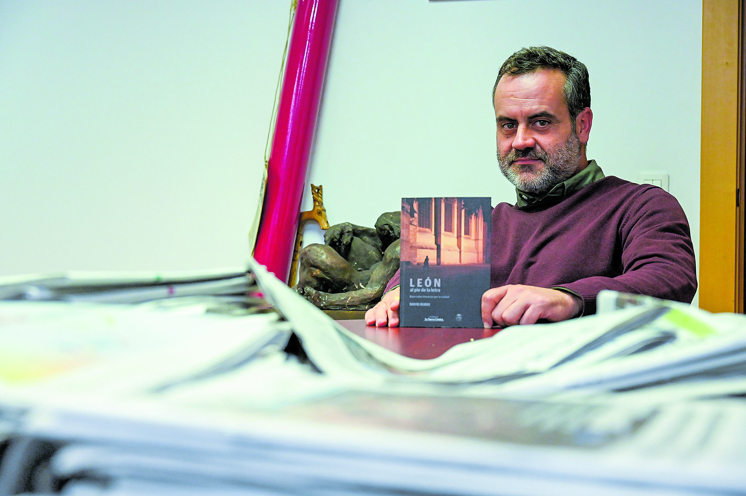 El autor de obra ‘León al pie de la letra’, David Rubio, posa junto a la última publicación de la colección literaria de La Nueva Crónica. | SAÚL ARÉN