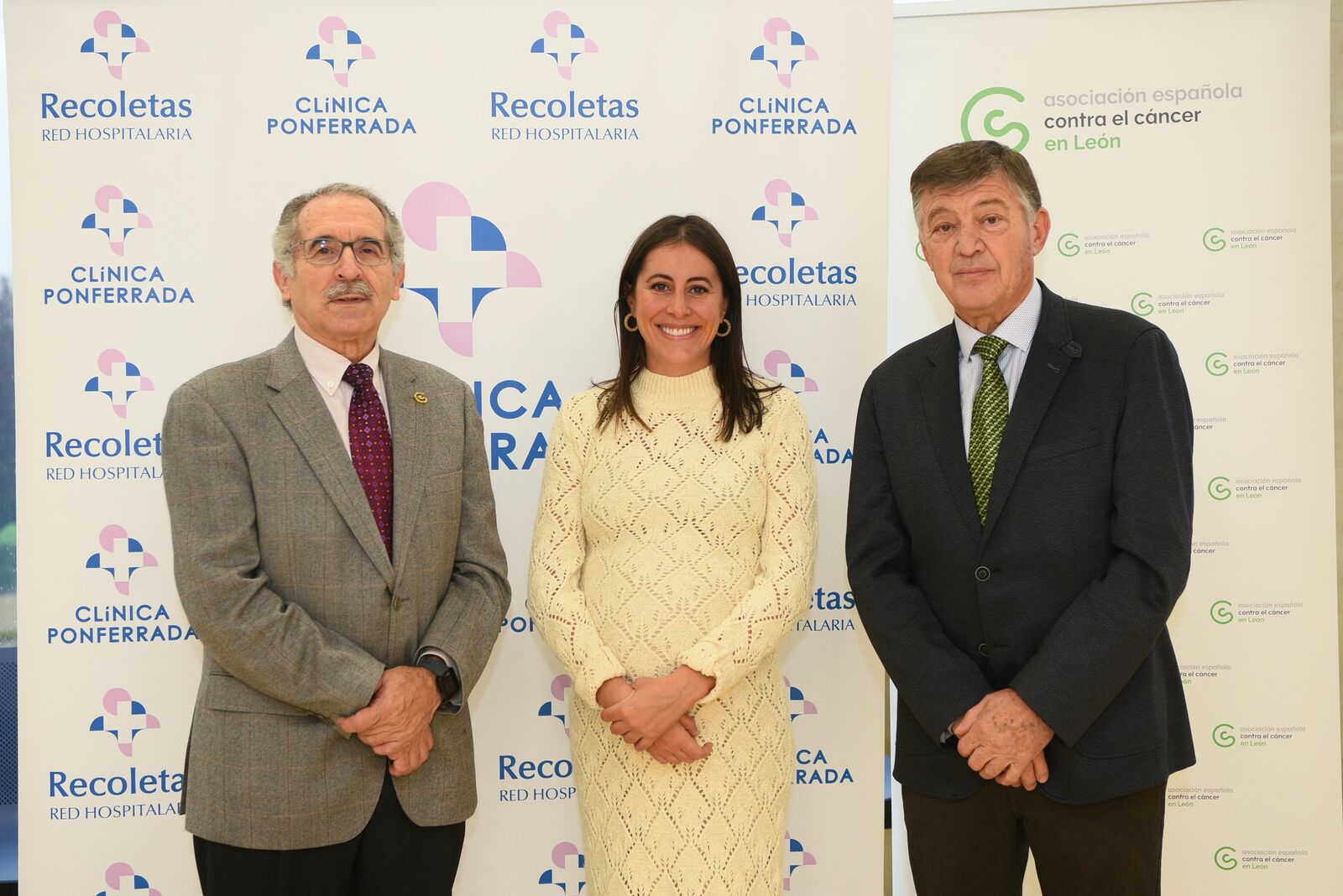 Carmen Rodríguez con Estanislao de Luis Calabuig, presidente de la Asociación Contra el Cáncer de León y Dámaso Luna, presidente de la Delegación de Ponferrada.