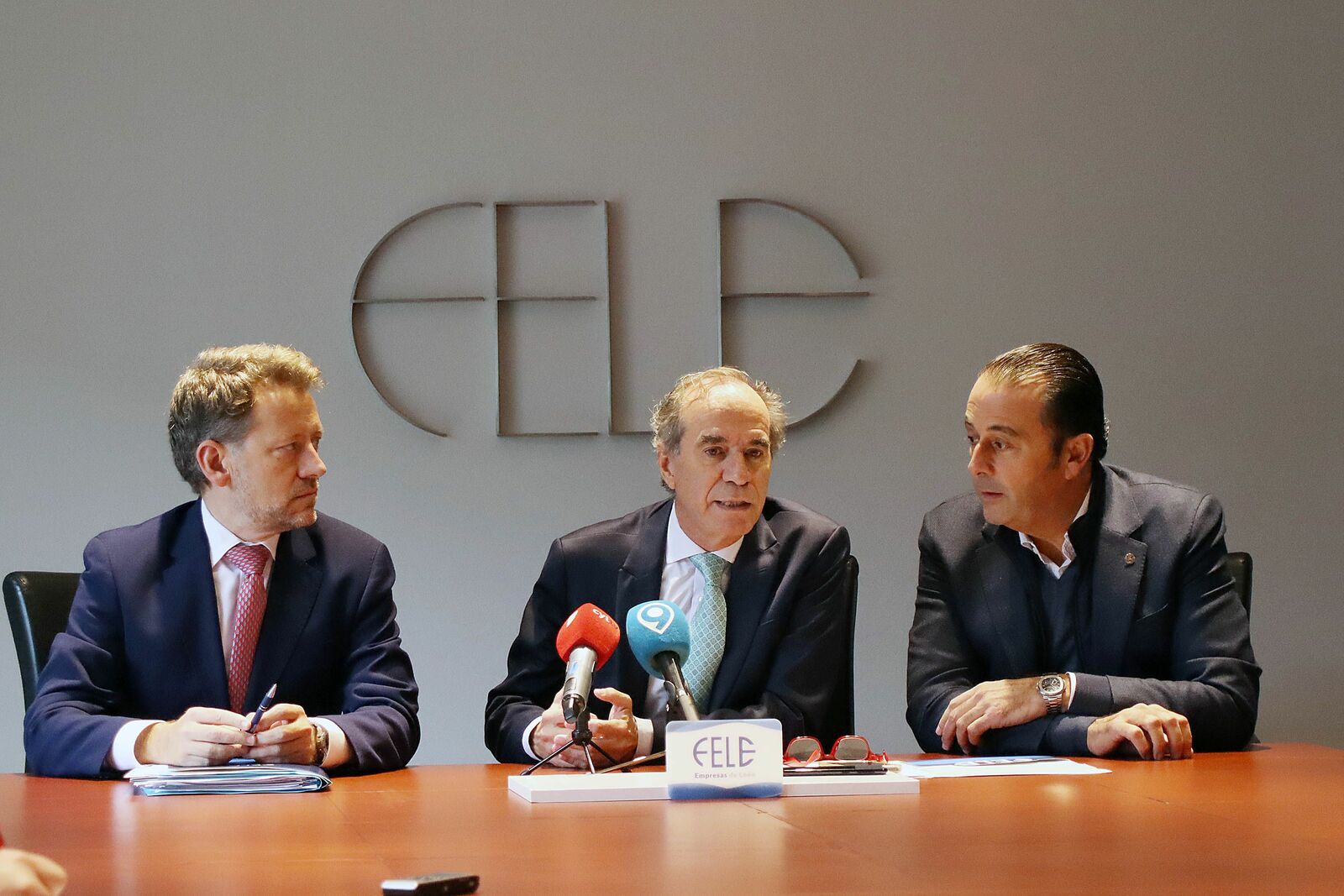 Enrique Suárez, Juan María Vallejo y Luis Miguel Seco, este sábado en la sede de la Fele. | PEIO GARCÍA (ICAL)