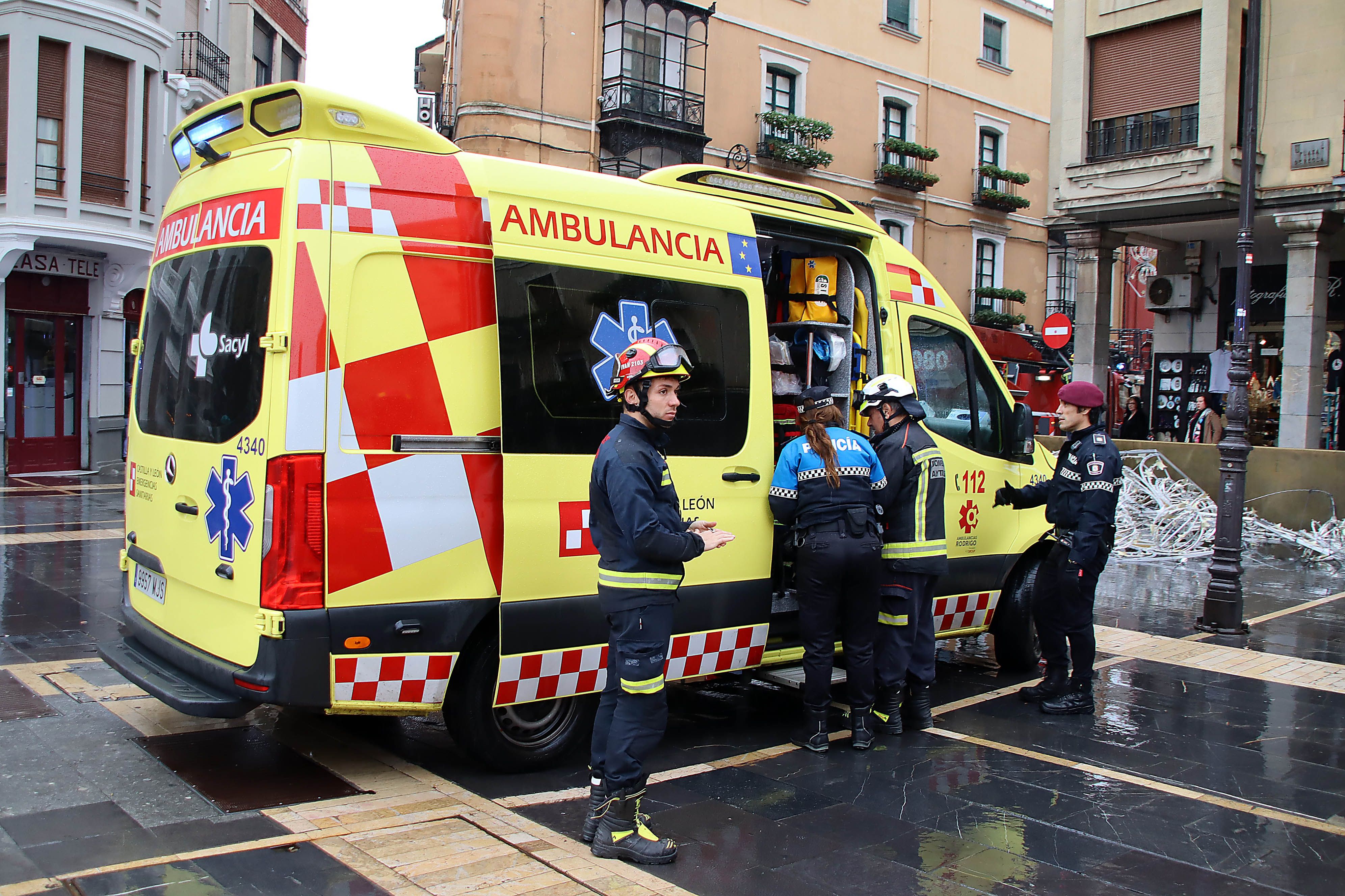 Los sanitarios atienden un incidente ocurrido en la calle Ancha de León. | PEIO GARCÍA (ICAL)