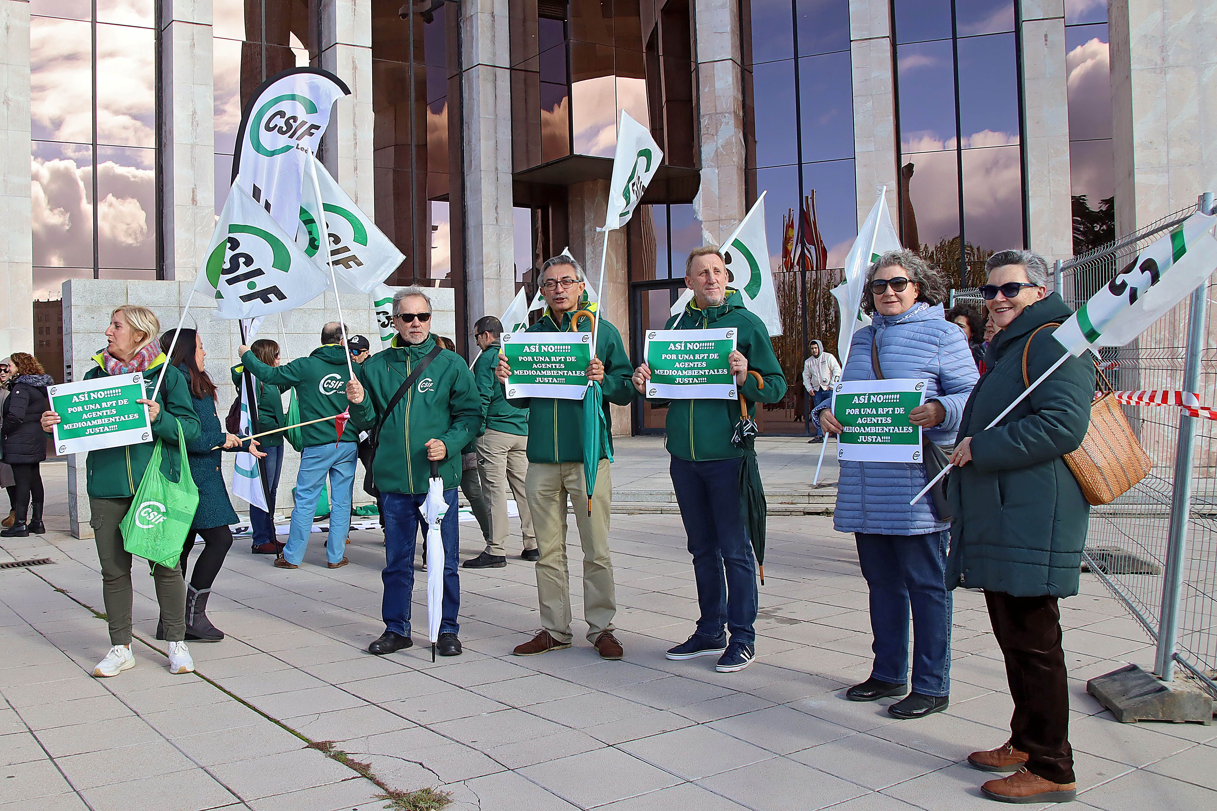 Manifestación de los sindicatos en León este lunes contra la reducción de agentes medioambientales. | PEIO GARCÍA (ICAL)