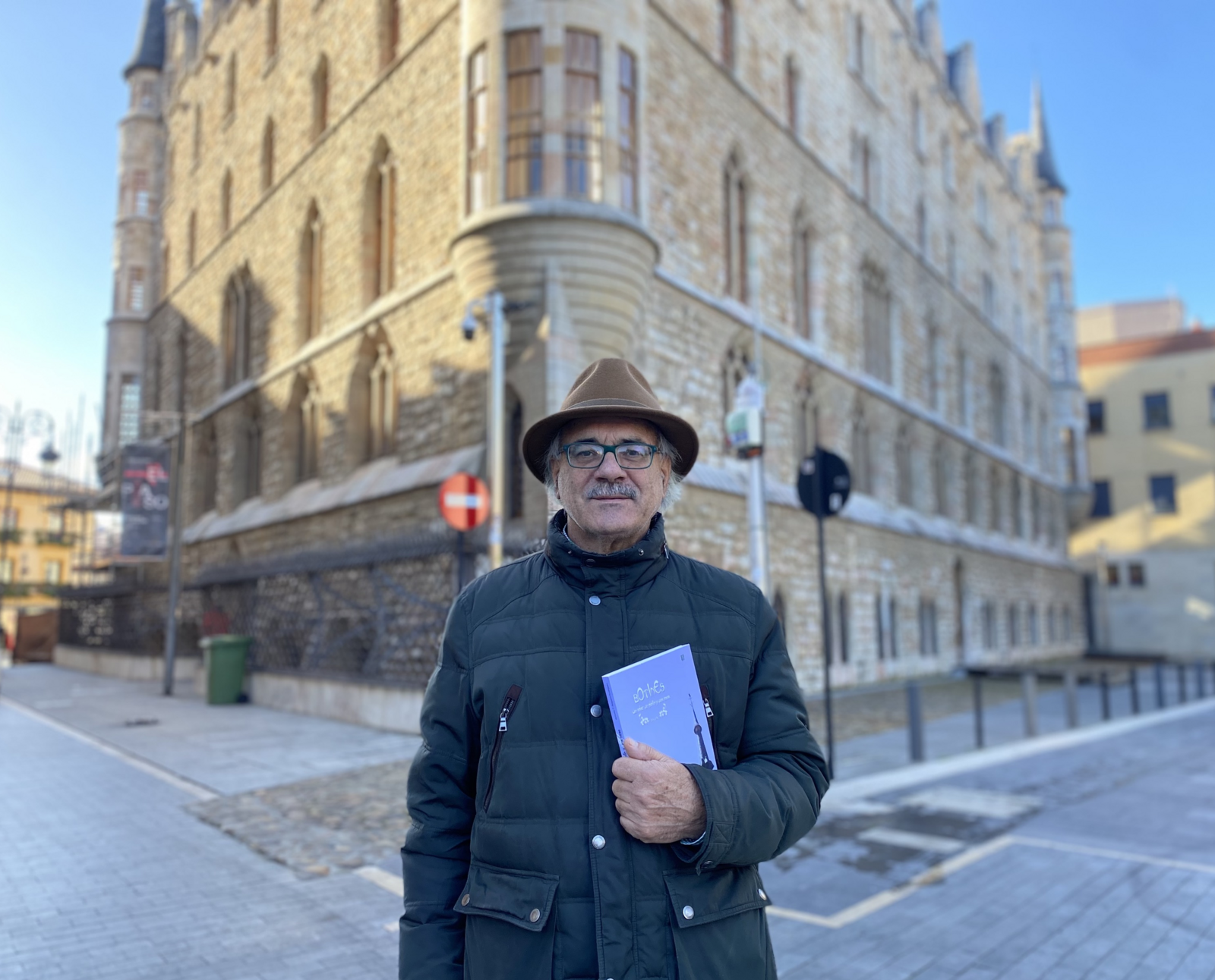 El catedrático Antonio T. Reguera Rodríguez frente al edificio de Gaudí. | L.N.C.