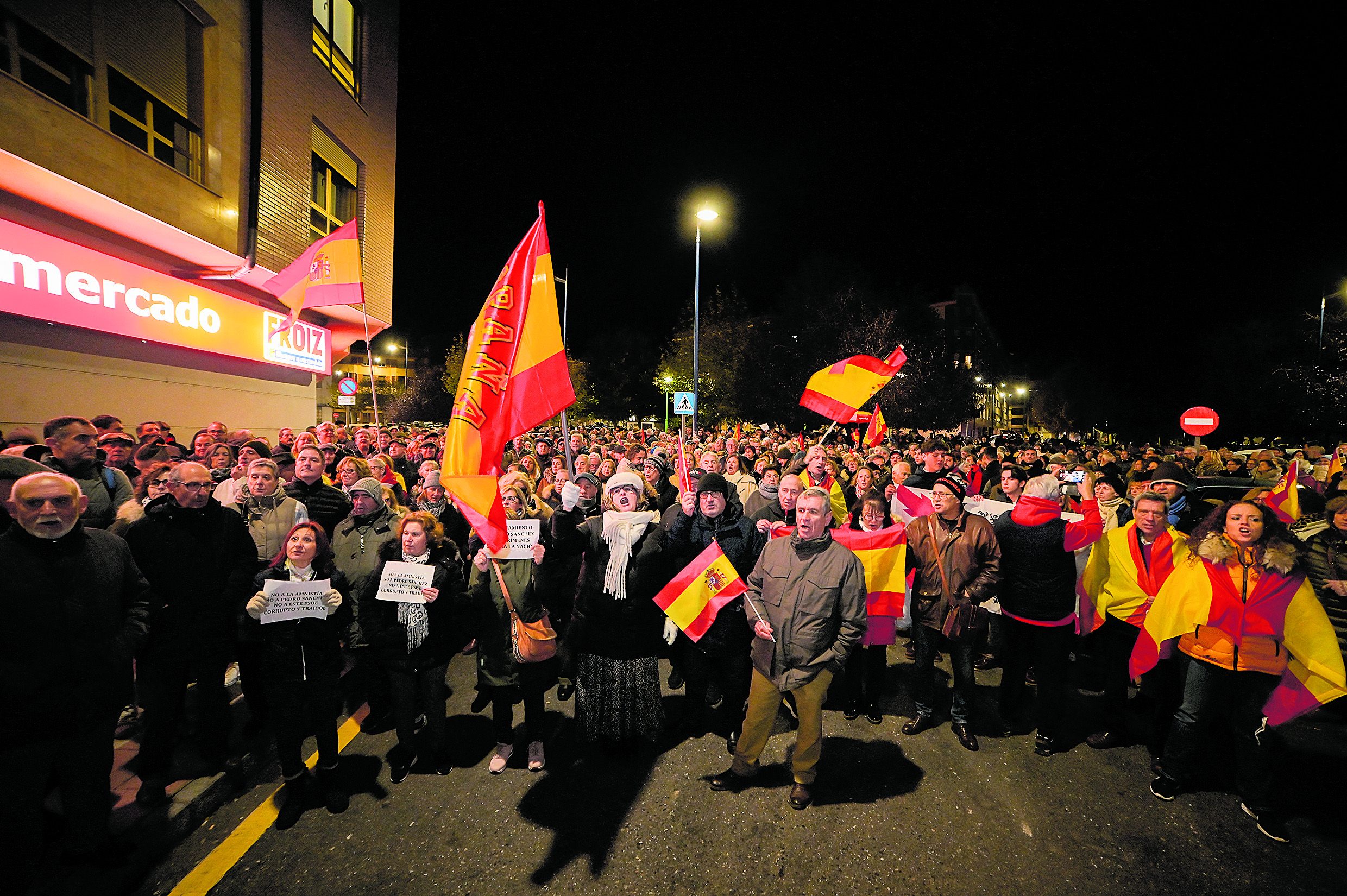 500 personas protestan ante la sede del PSOE de León contra la amnistía. | MAURICIO PEÑA
