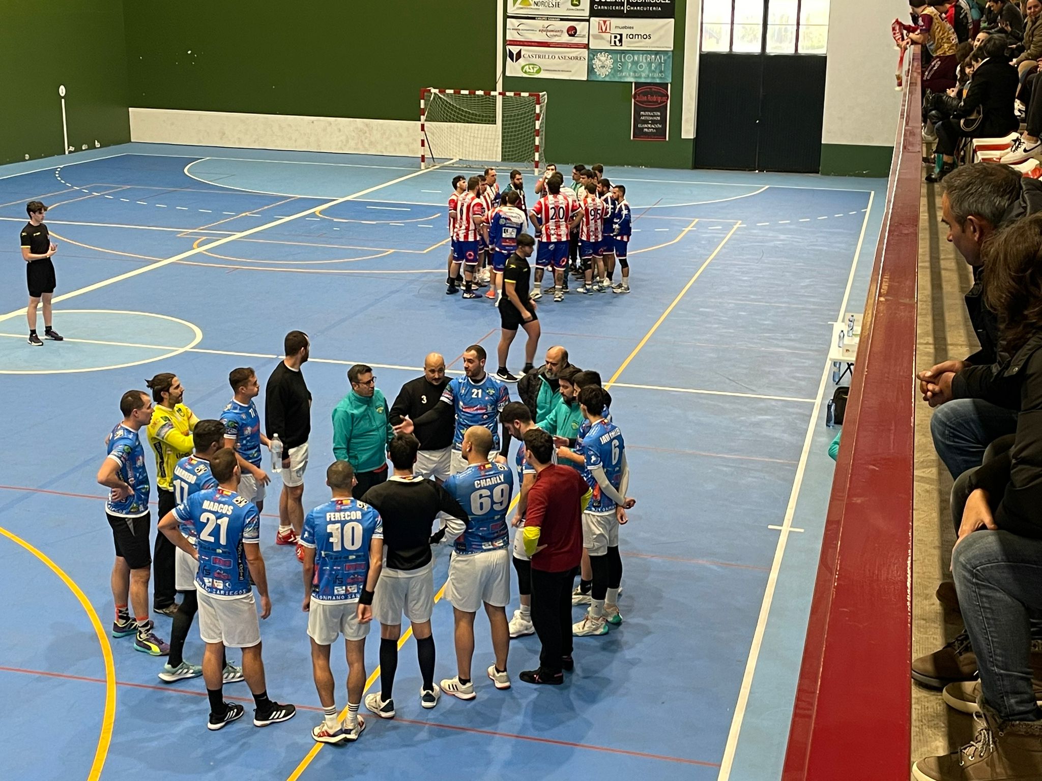 Un tiempo muerto del partido entre el Prodelais BM Paramés y el Fisiopat BM Sariegos de este domingo. | DAVID RUBIO Un tiempo muerto del partido entre el Prodelais BM Paramés y el Fisiopat BM Sariegos de este domingo. | DAVID RUBIO