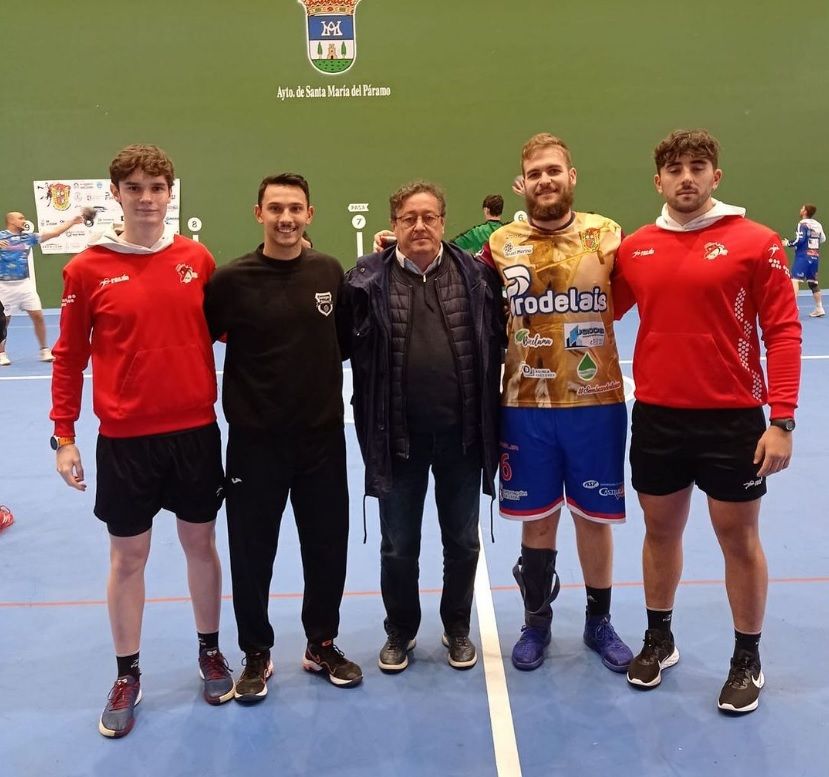 El delegado provincial de la FCYLBM, Antonio Alamillo, junto a los capitanes y árbitros el sorteo del saque del partido. | L.N.C.