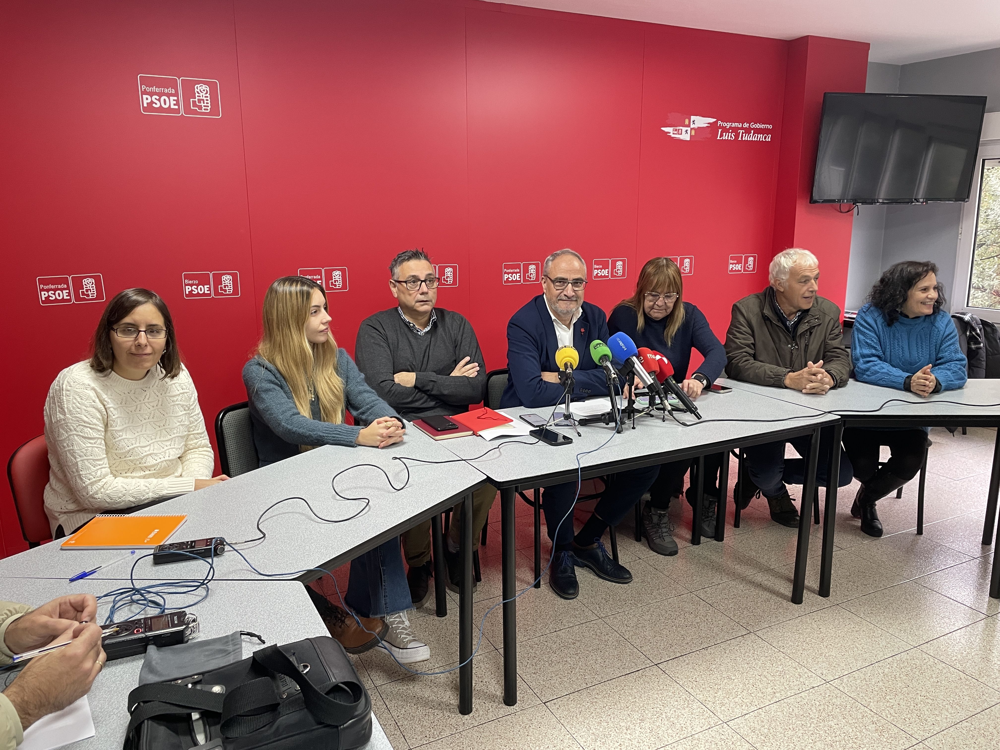 Rueda de prensa del equipo del PSOE de Ponferrada este martes. | Javier Fernández