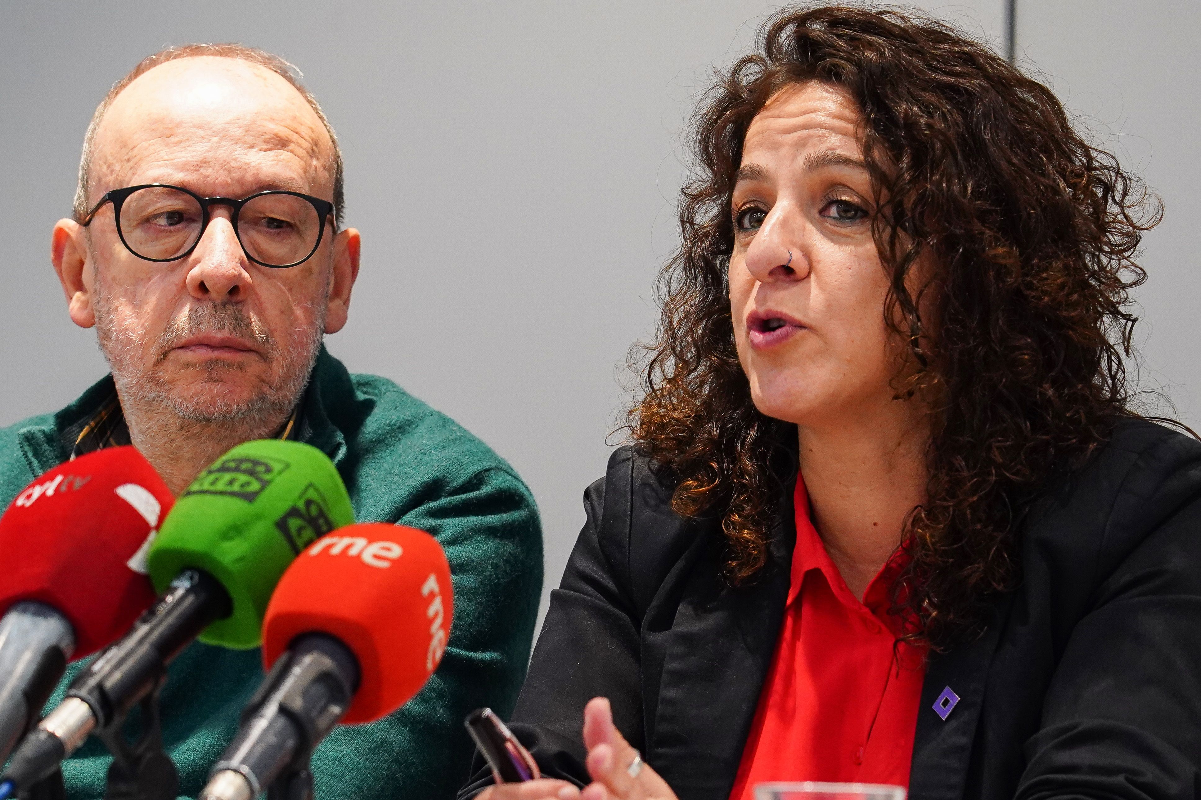 El presidente de la gestora de CCOO León, Ignacio Fernández, presenta la candidata a secretaria provincial, Elena Blasco. | CAMPILLO (ICAL)