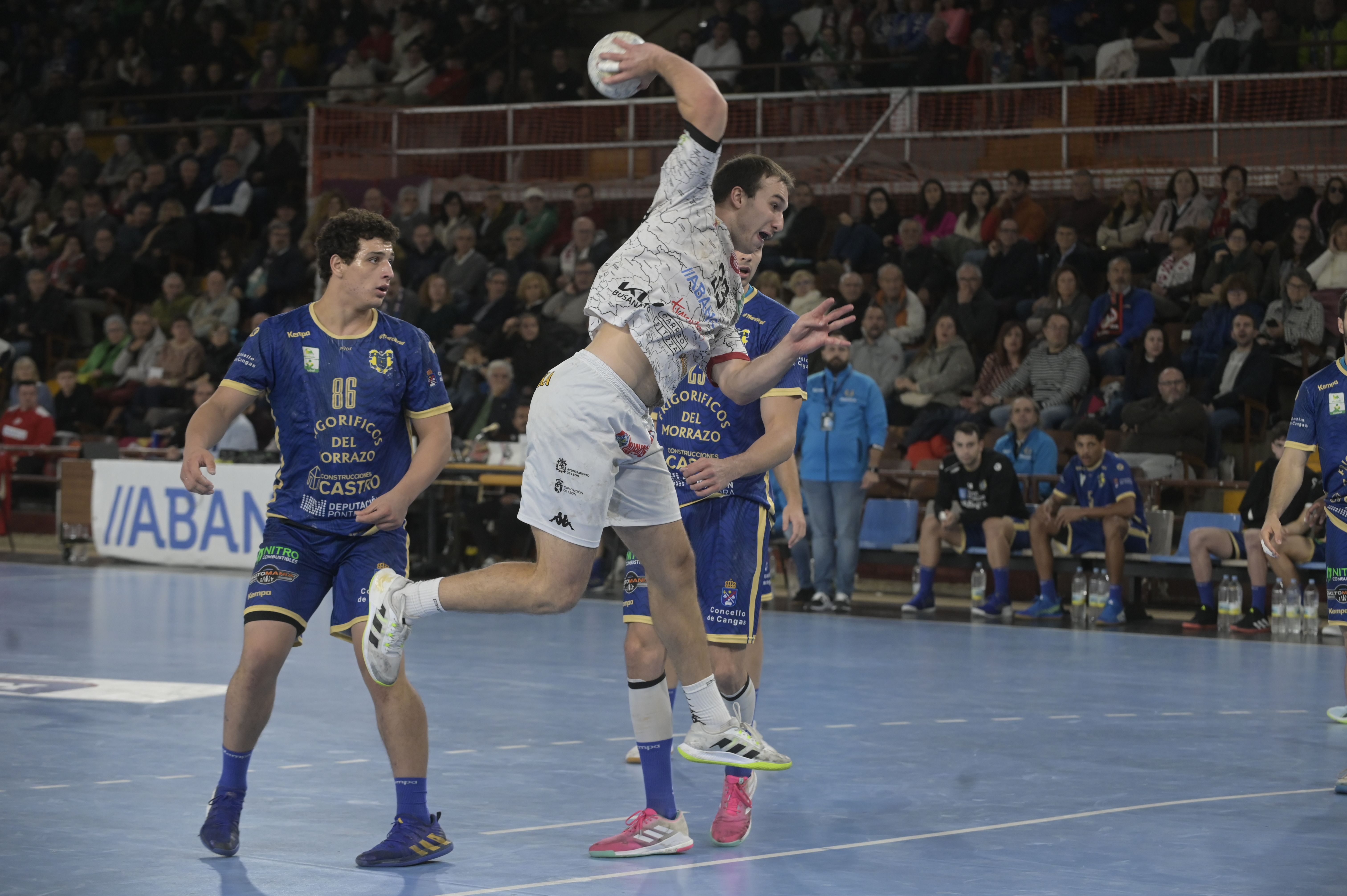 Alberto Martín lanza frente al Cangas. | MAURICIO PEÑA