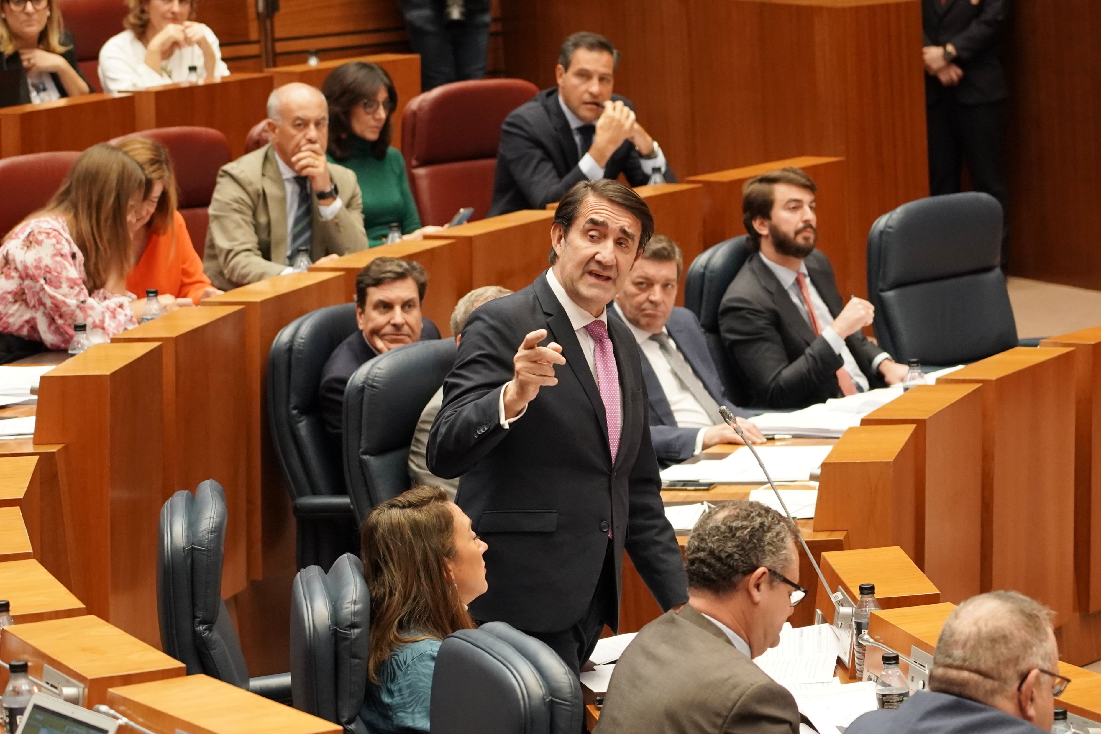 El consejero de Medio Ambiente, Juan Carlos Suárez-Quiñones, en el pleno de las Cortes. | ICAL