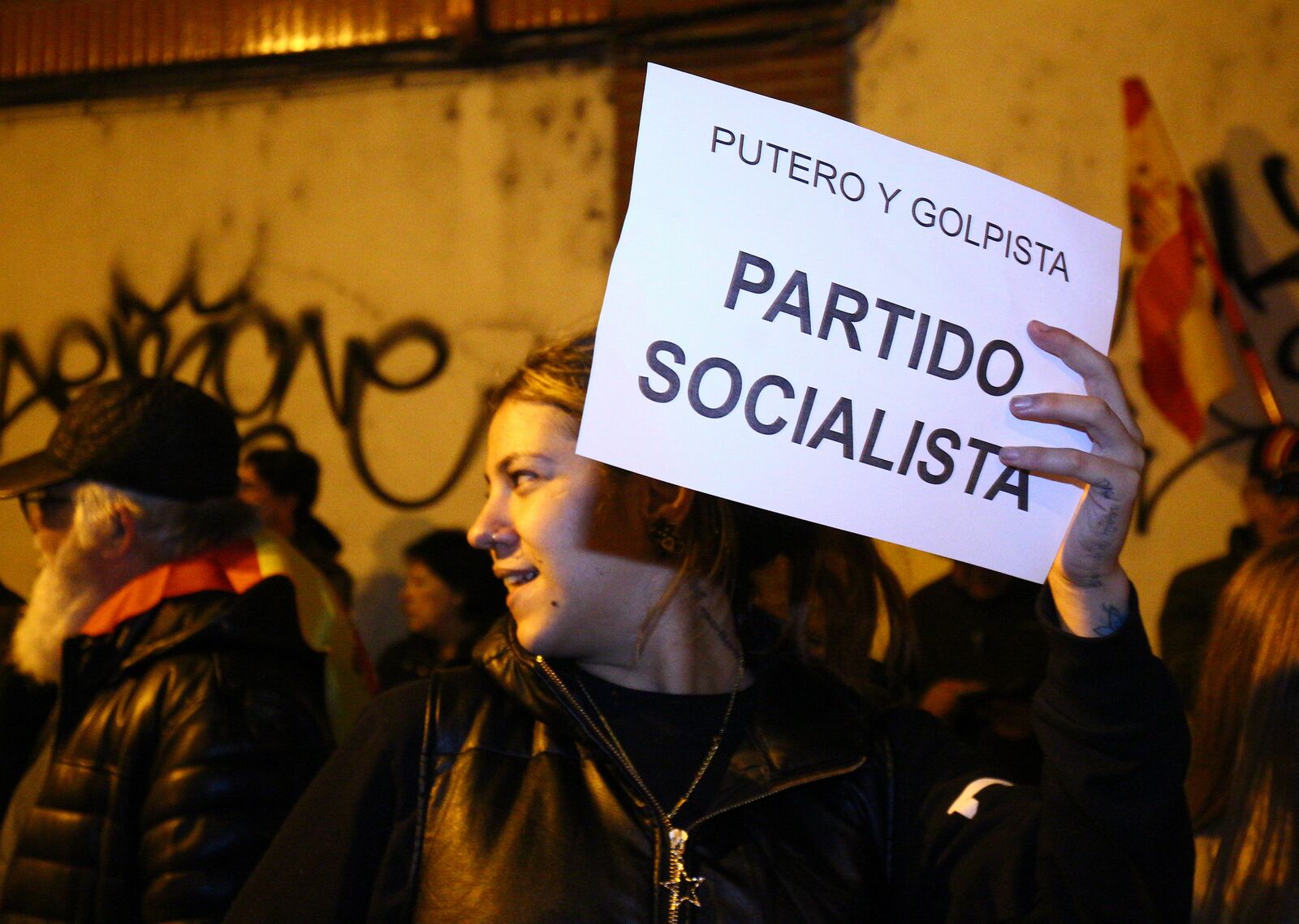 Imagen de la segunda protesta frente a la sede del PSOE de Ponferrada. | César Sánchez (Ical) Imagen de la segunda protesta frente a la sede del PSOE de Ponferrada. | César Sánchez (Ical)