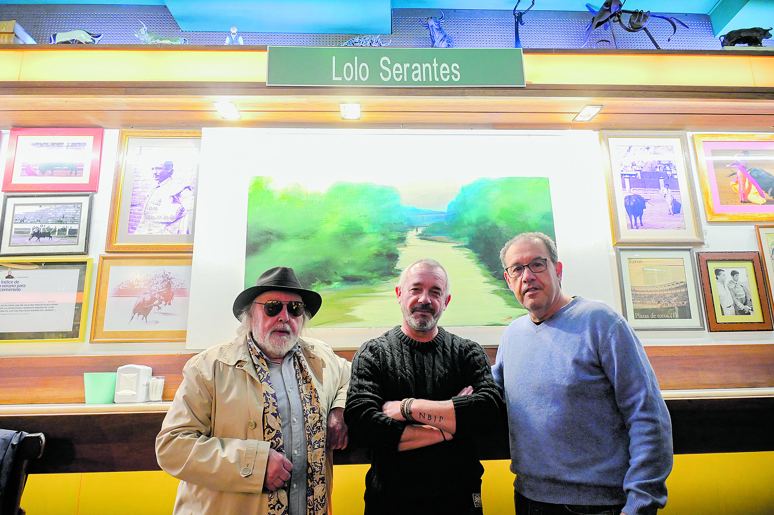 Juan Carlos Uriarte, Lolo Serantes y Pablo Martínez en la presentación de la obra del pintor, titulada ‘El Bernesga es León’. | MAURICIO PEÑA
