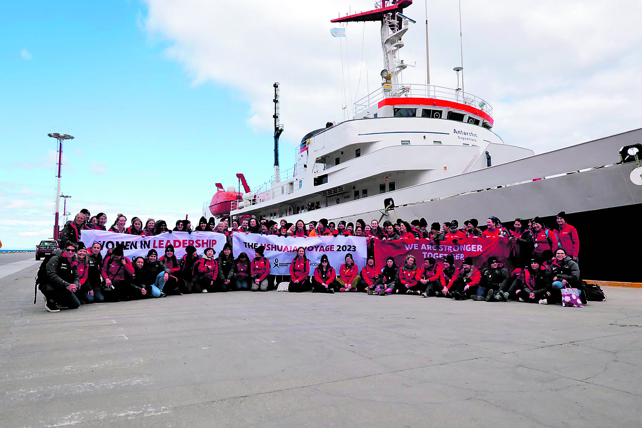 Foto de familia de las 80 mujeres que forman parte de la expedición a la Antártida dentro del programa Homeward Bound. | HILDE PÉREZ