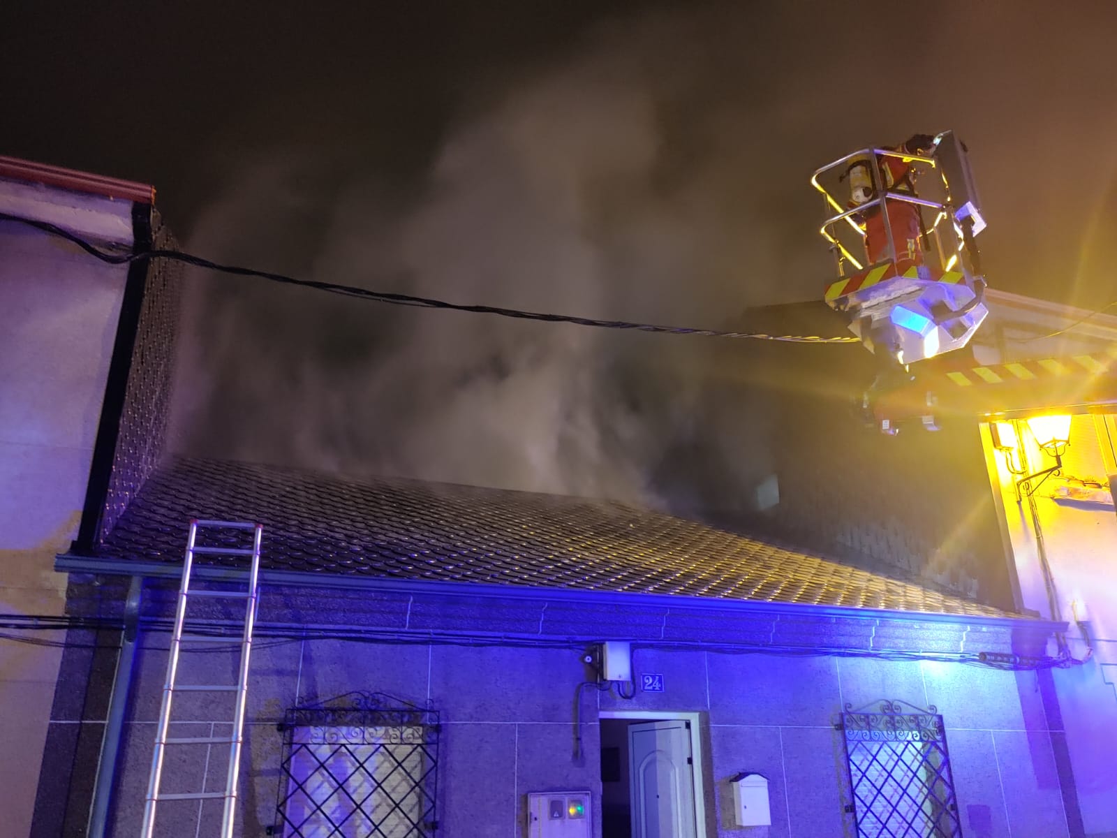 Bomberos actuando en uno de los incendios. 