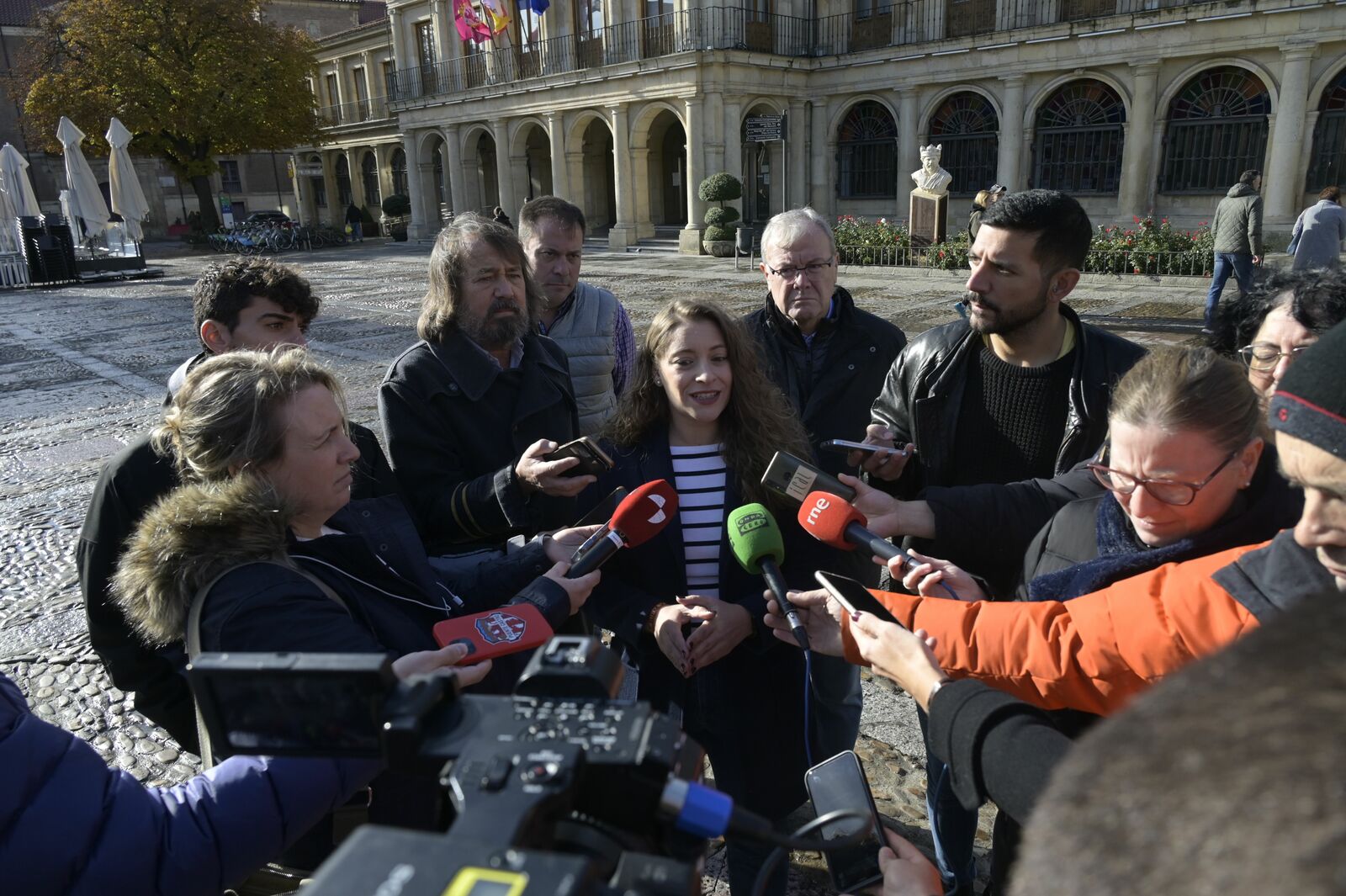 Ester Muñoz junto a Antonio Silván en la convocatoria de este jueves en la Plaza de San Marcelo. | MAURICIO PEÑA