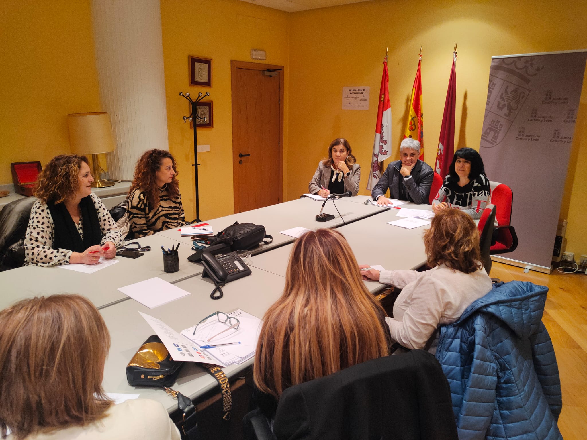 Un momento de la reunión de este jueves con el delegado de la Junta. | L.N.C.