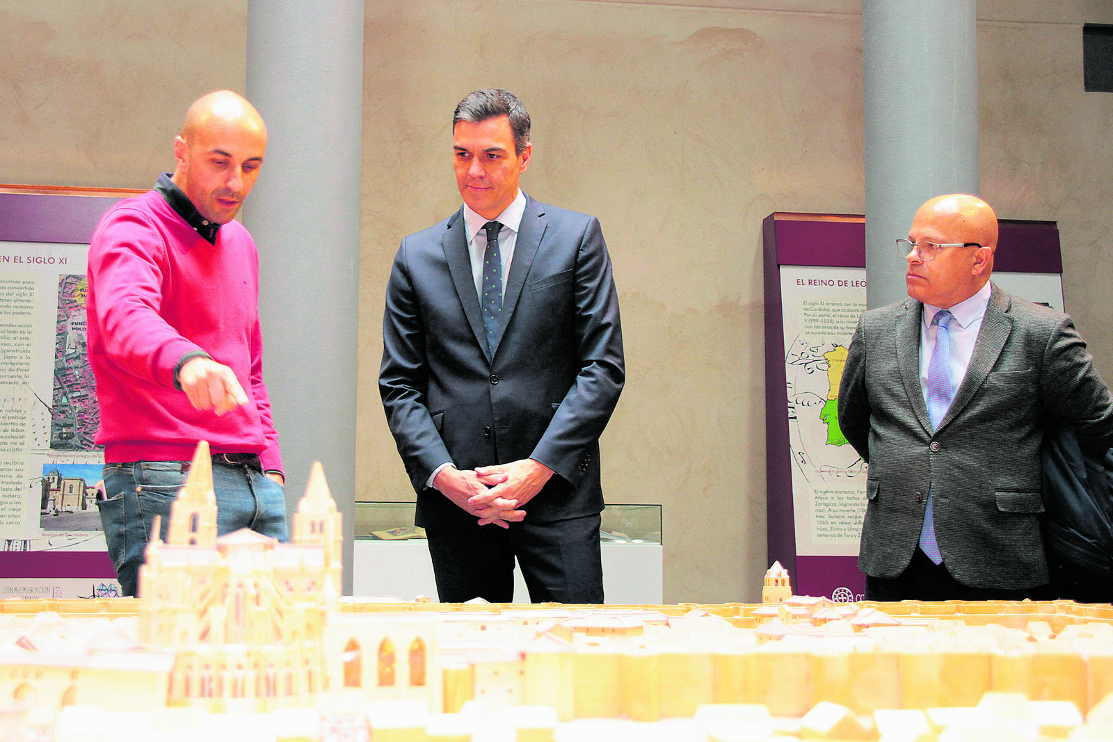 Pedro Sánchez, durante una visita al Palacio del Conde Luna. | PEIO GARCÍA (ICAL)