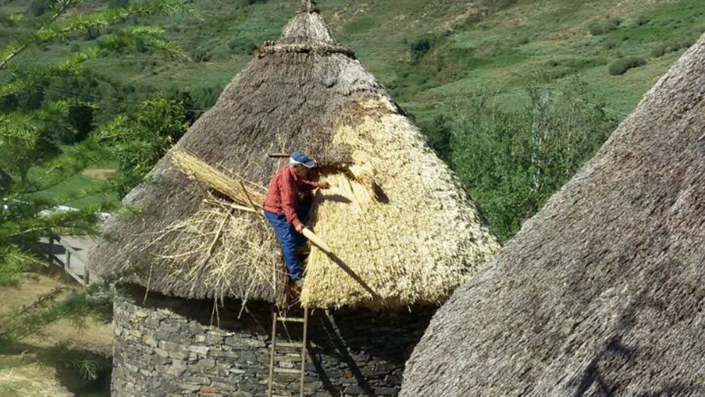 Teitador de Villafeile realizando los trabajos que ahora realizan nuevos profesionales. 