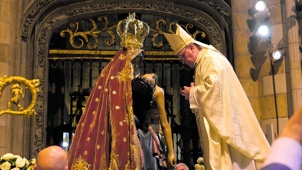 El obispo de León, Luis Ángel de las Heras, en la coronación canónica de la Virgen del Mercado en la Catedral. | MAURICIO PEÑA