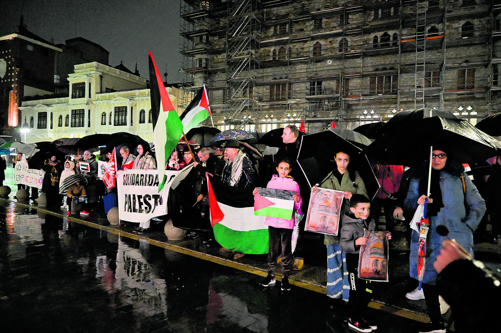 La concentración de anoche, bajo lluvia, fue crítica con Israel. | MAURICIO PEÑA