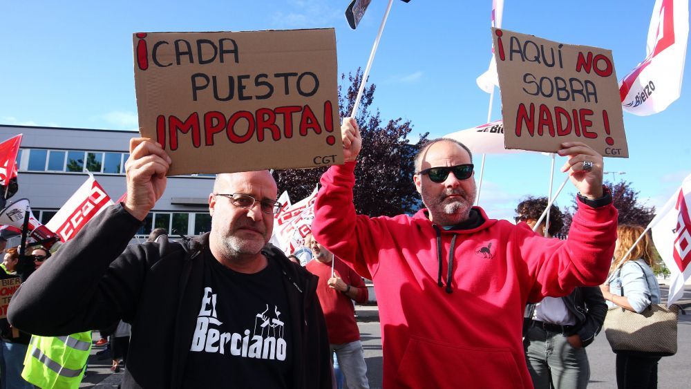 Una de las protestas que tuvieron lugar frente a la sede de Teleperformance en Ponferrada. | César Sánchez (Ical)