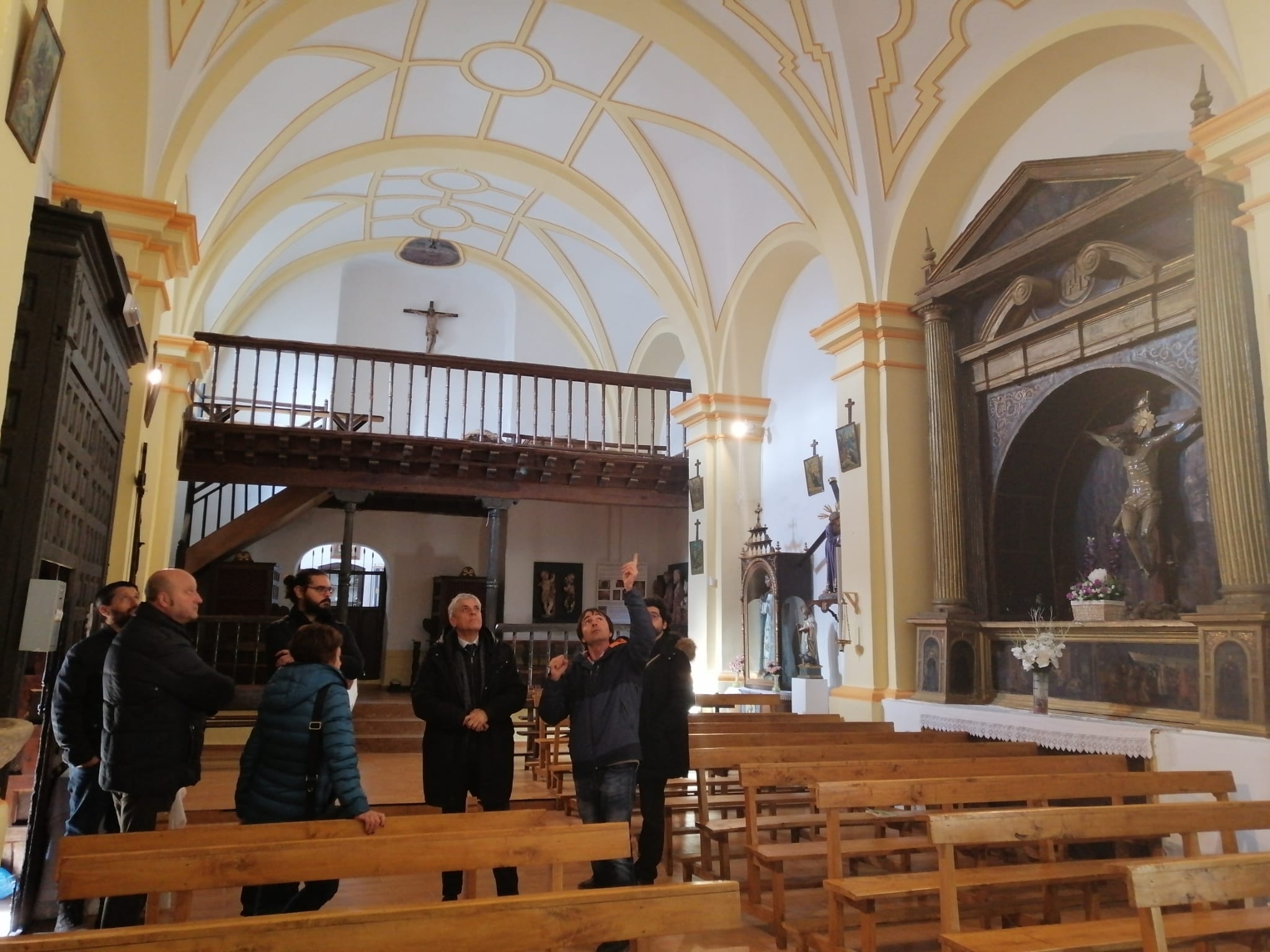 El delegado de la Junta en León, Eduardo Diego, visita la iglesia de Vallecillo reformada. | L.N.C.