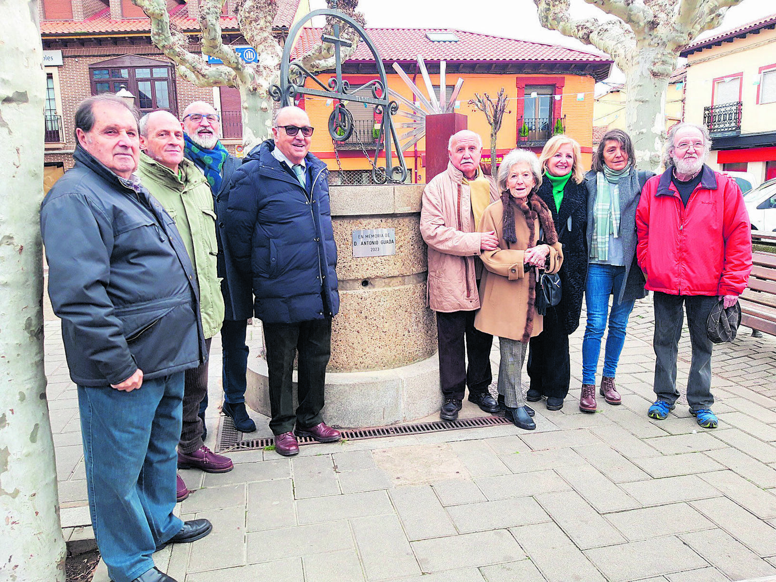 Los ‘Guada de Mansilla’ reunidos en torno a la placa que se colocó en reconocimiento al patriarca Antonio. | AYTO MANSILLA