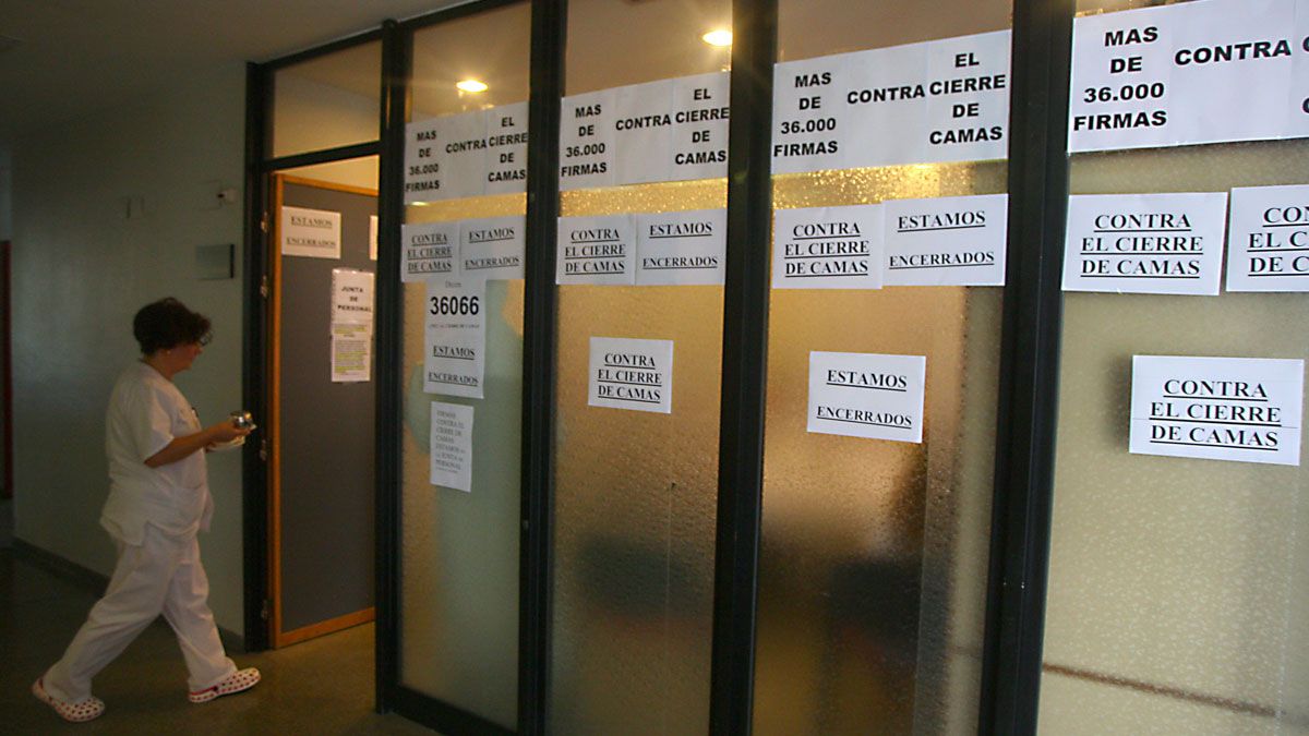 El personal protesta contra el cierre de camas en el hospital. | C. SÁNCHEZ (ICAL)