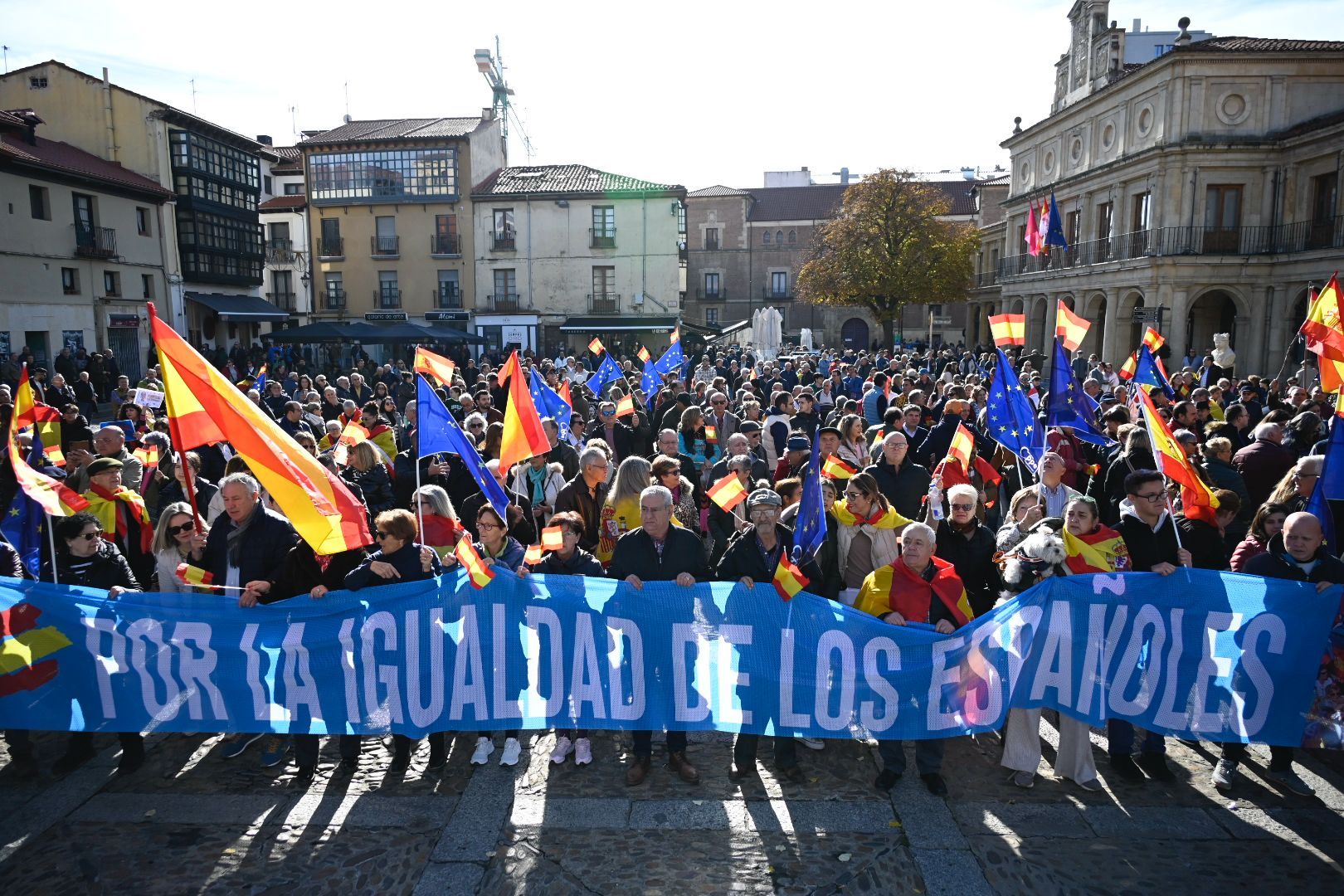 La Plaza de San Marcelo, este domingo, sobre las 12:00 horas se va llenando de gente para la protesta contra la amnistía en Cataluña. | REPORTAJE GRÁFICO: SAÚL ARÉN