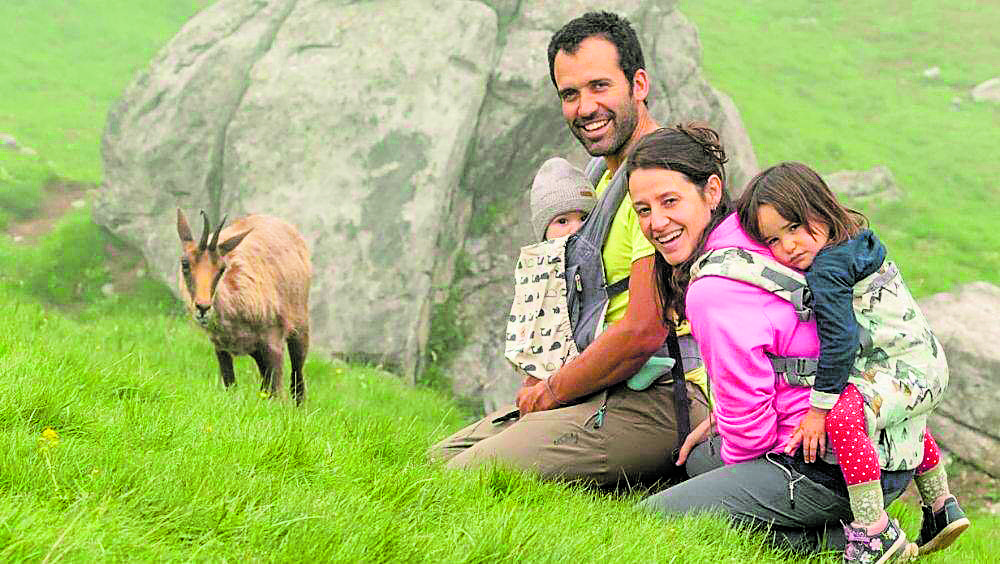 Kris, Pablo y sus dos hijas viven buena parte del año en el refugio de Collado Jermoso, en Picos de Europa. | ÍÑIGO VALDEÓN