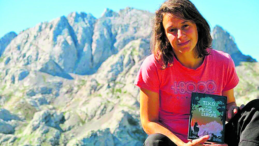 Kris M. García-San Miguel con su libro ‘Teko y los Picos de Europa’, un libro de cuento de montaña para niños de 7 a 70 años. | REFUGIO COLLADO JERMOSO