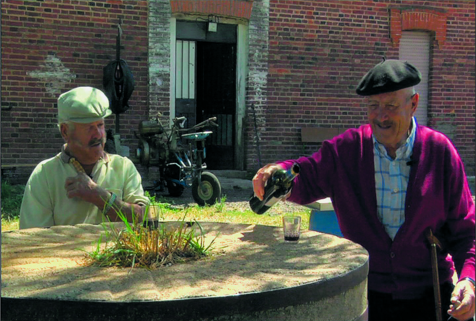 En el molino de Carbajosa, Emiliano y Cástor, en una imagen del documental ‘Historias de la lucha leonesa’, de Tomás Martínez Antolín. | ARMONÍA FILMS