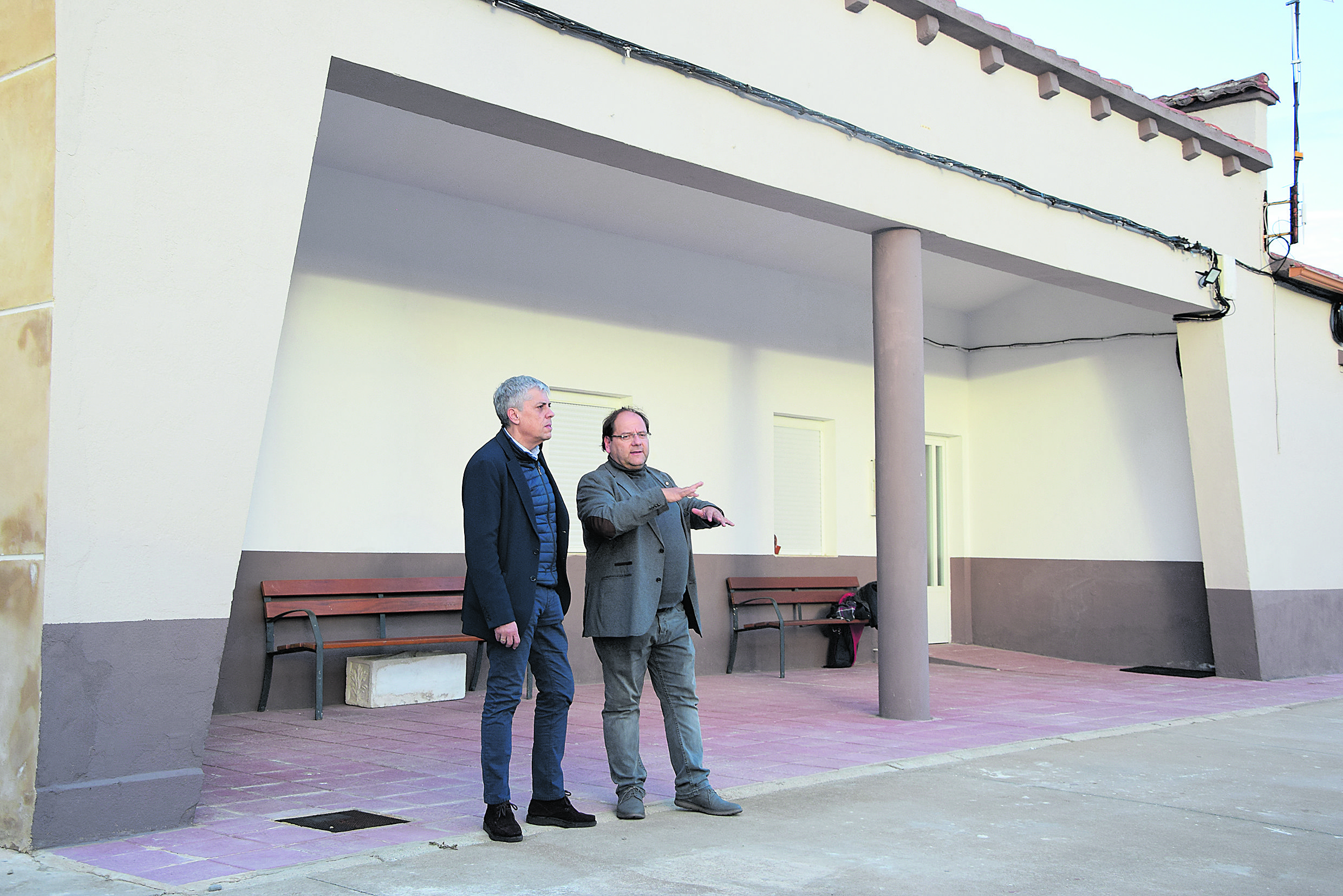 Visita del delegado de la Junta en León a las obras del curso de Formación Mixta en La Bañeza. | L.N.C.