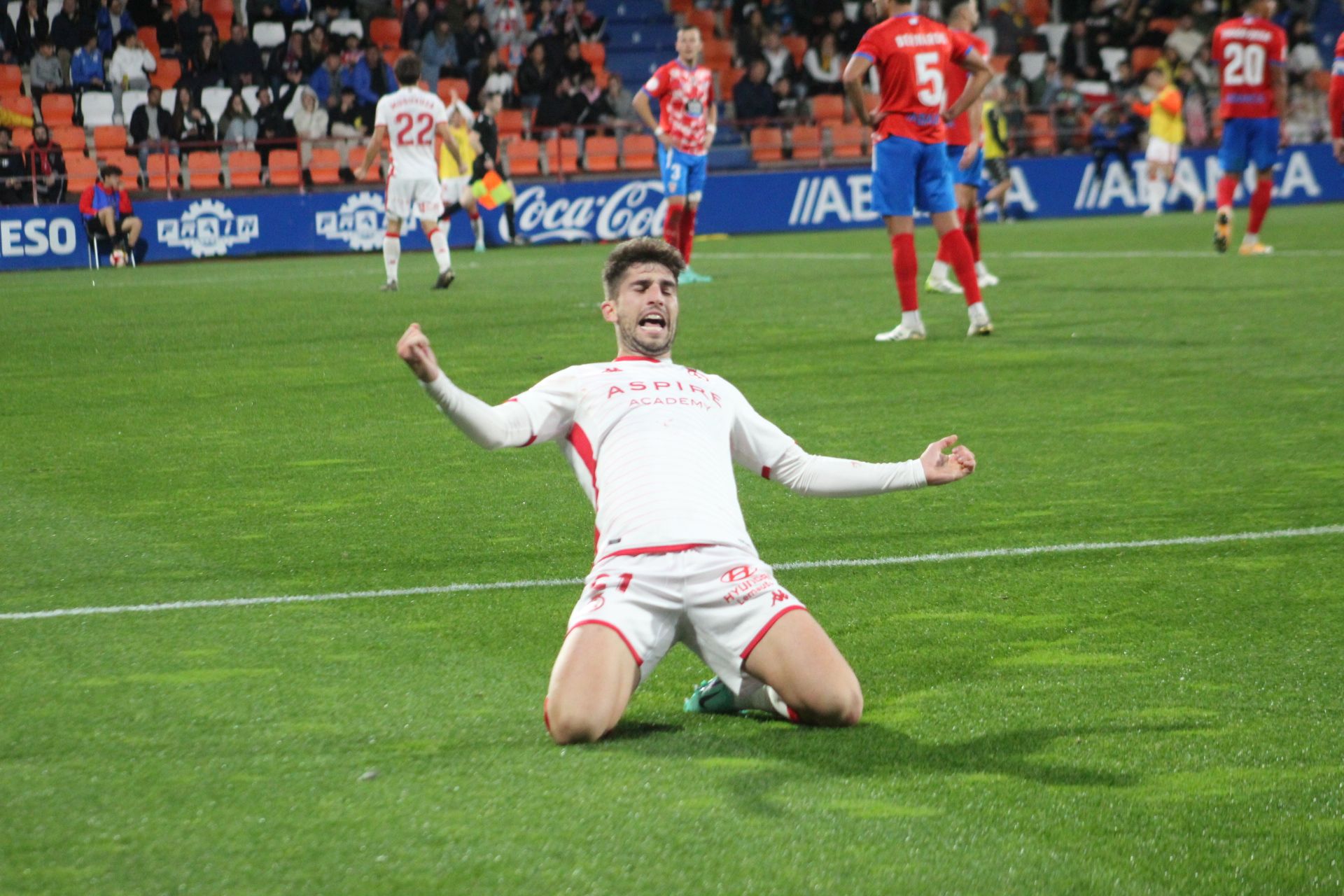Rodri Escudero festeja uno de sus goles con la Cultural. | ISAAC LLAMAZARES