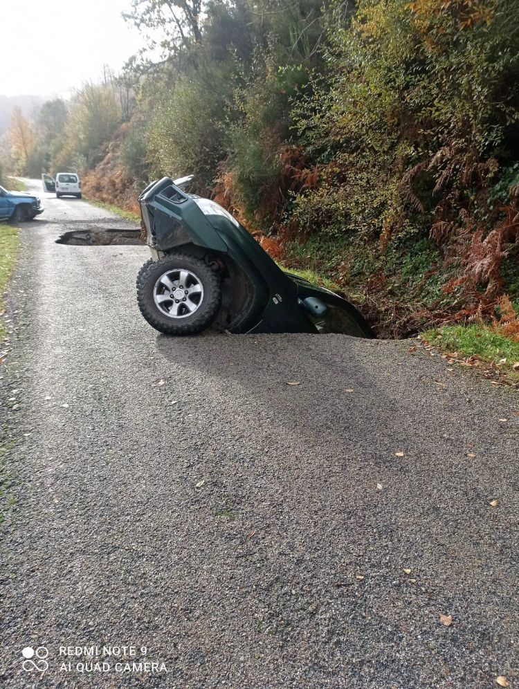 Estado en el que quedó el primer coche al caer al agujero.