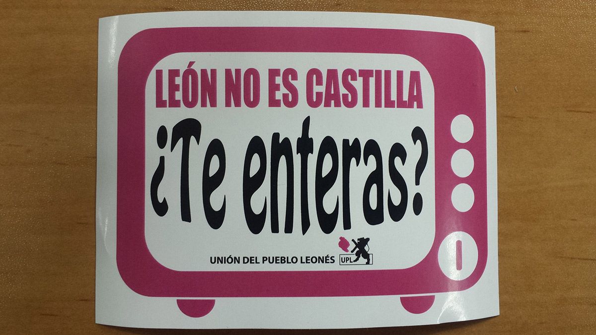 Imagen de una de las pegatinas repartidas en una campaña de UPL tras la publicación de Renfe.